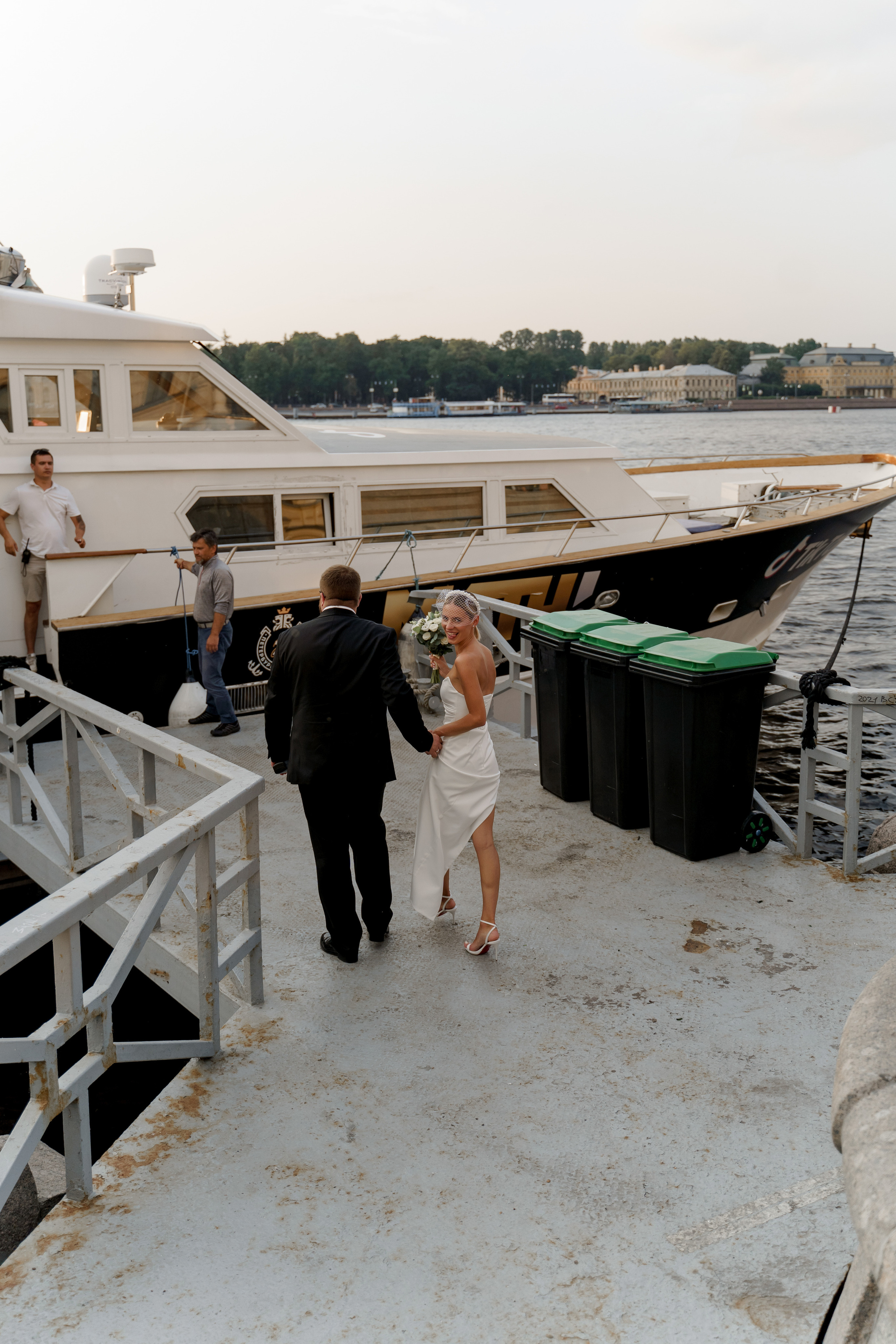 Дарья Дмитрий. Камерная хулиганская свадьба на яхте с сюрпризом. Свадебный фотограф организатор в Санкт-Петербурге Ассоль Опарина