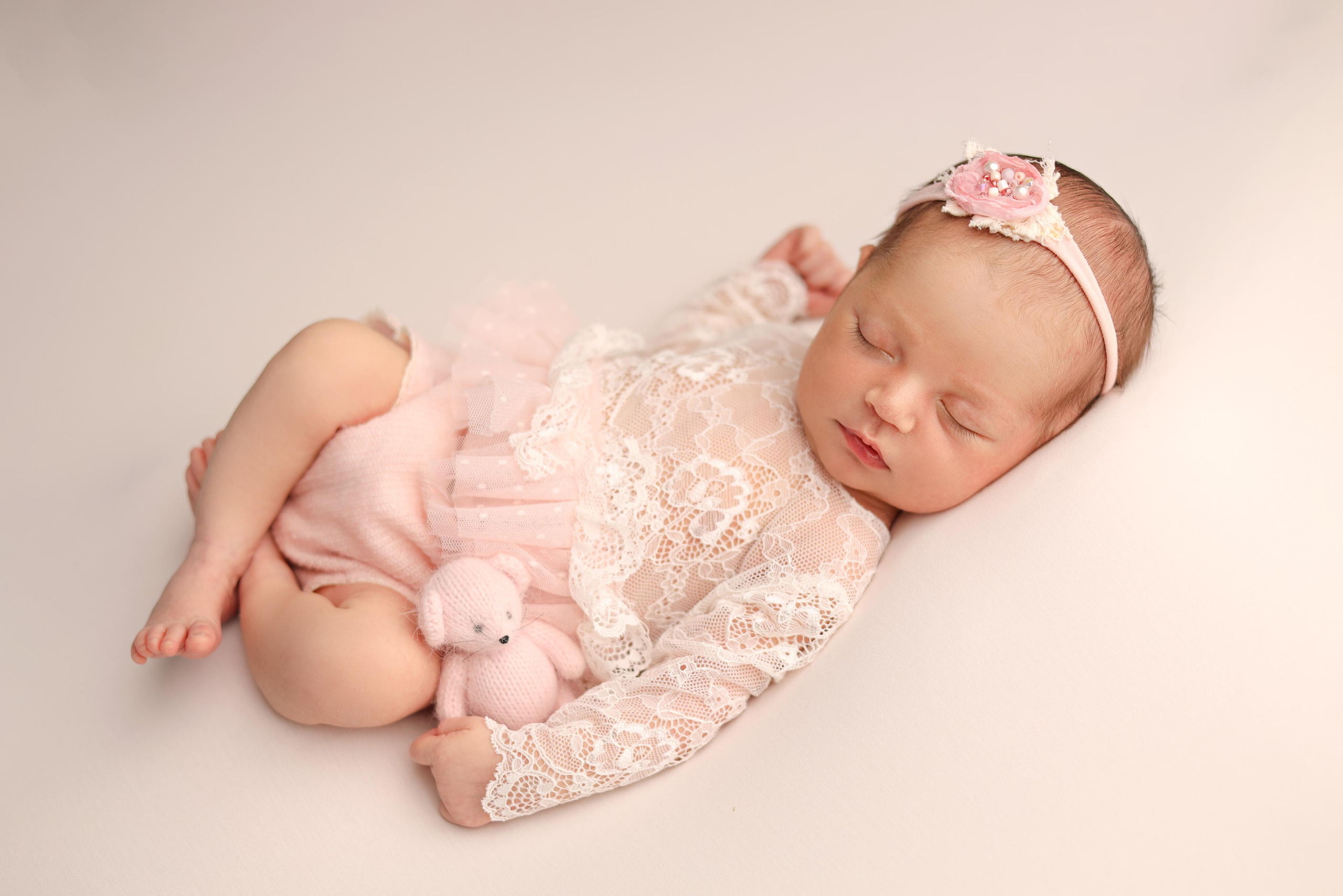 Ньюборн фотосъемка Эмилии. Фотограф новорожденных Москва. Ньюборн фотограф Москва