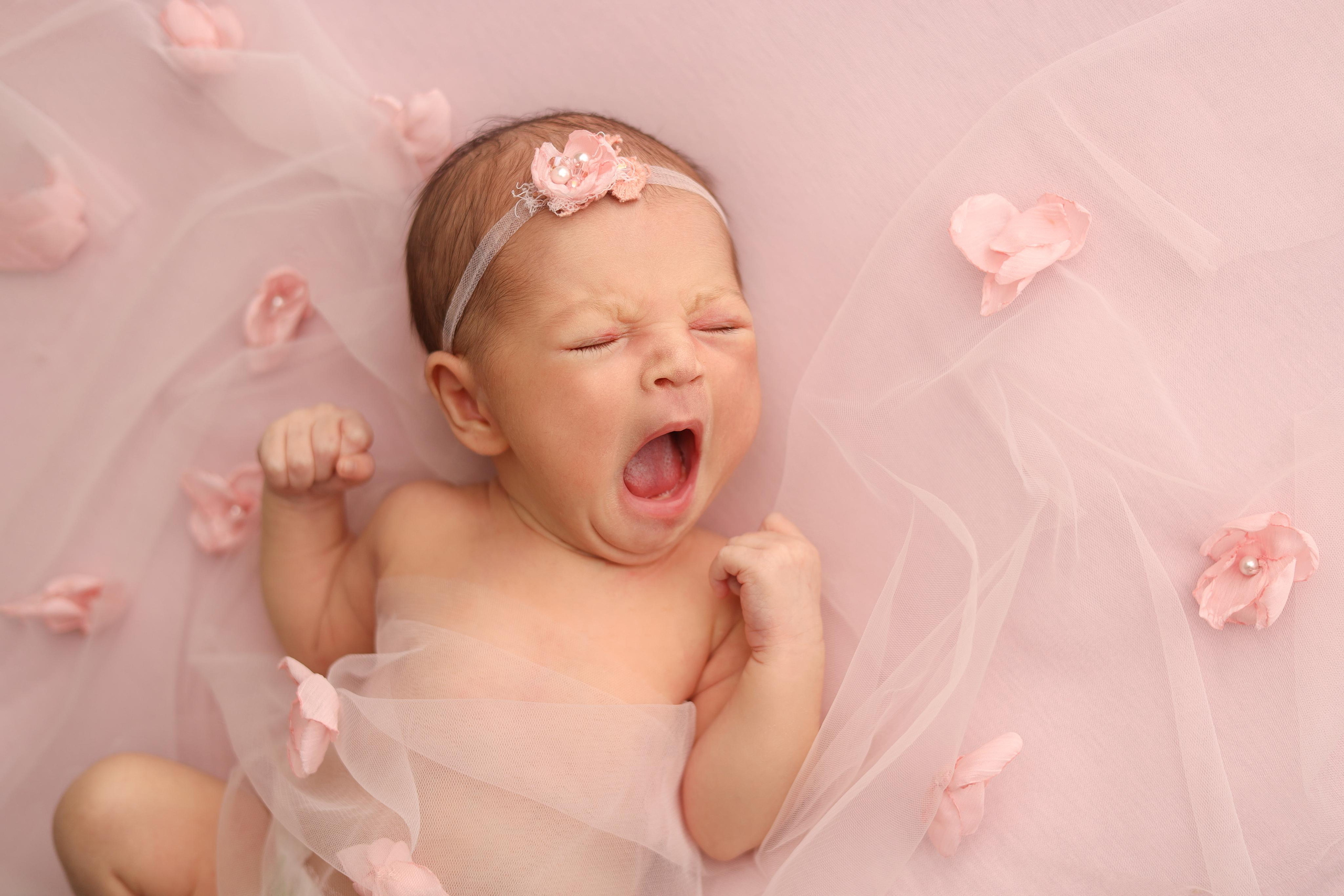 Ньюборн фотосъемка Эмилии. Фотограф новорожденных Москва. Ньюборн фотограф Москва