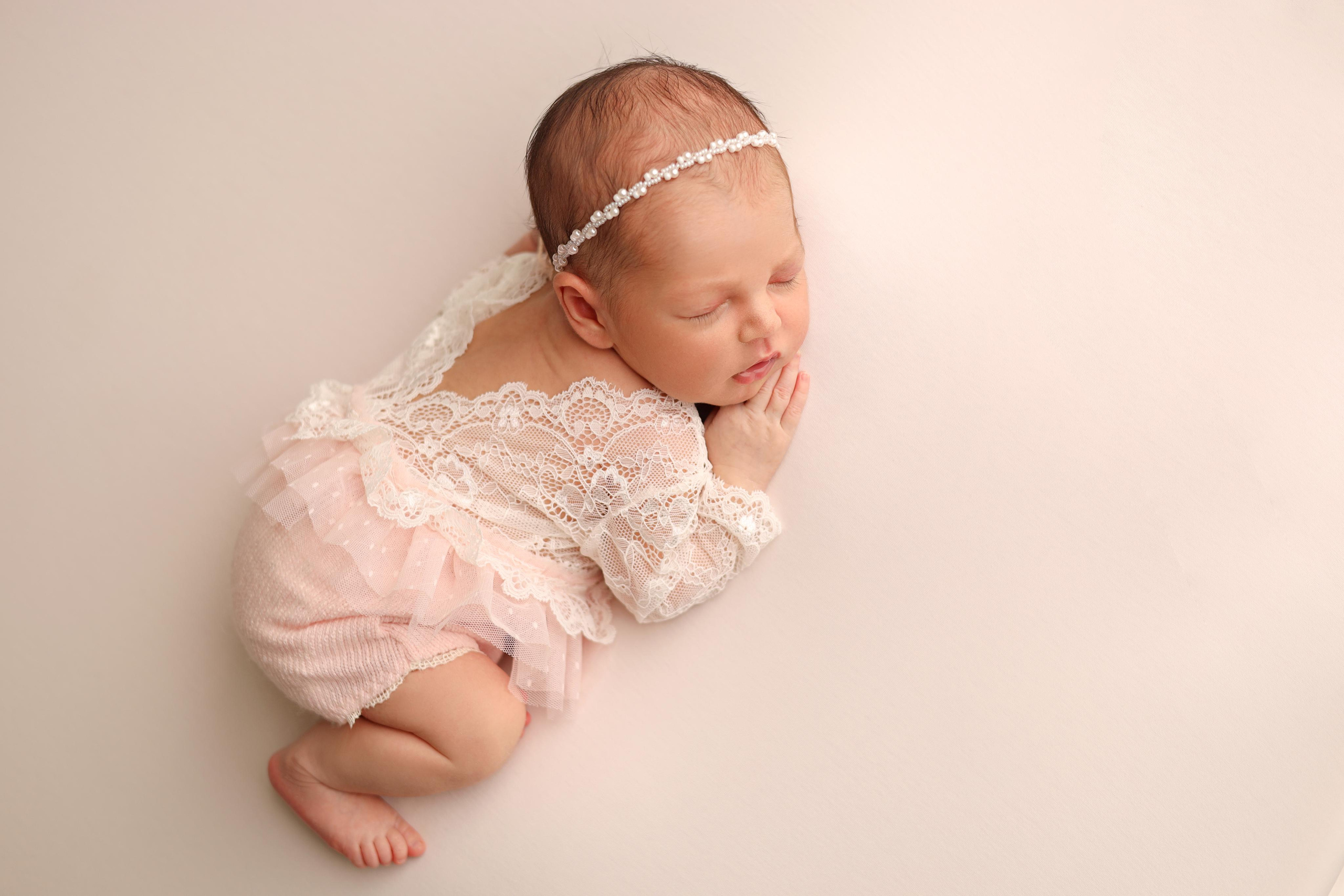 Ньюборн фотосъемка Эмилии. Фотограф новорожденных Москва. Ньюборн фотограф Москва