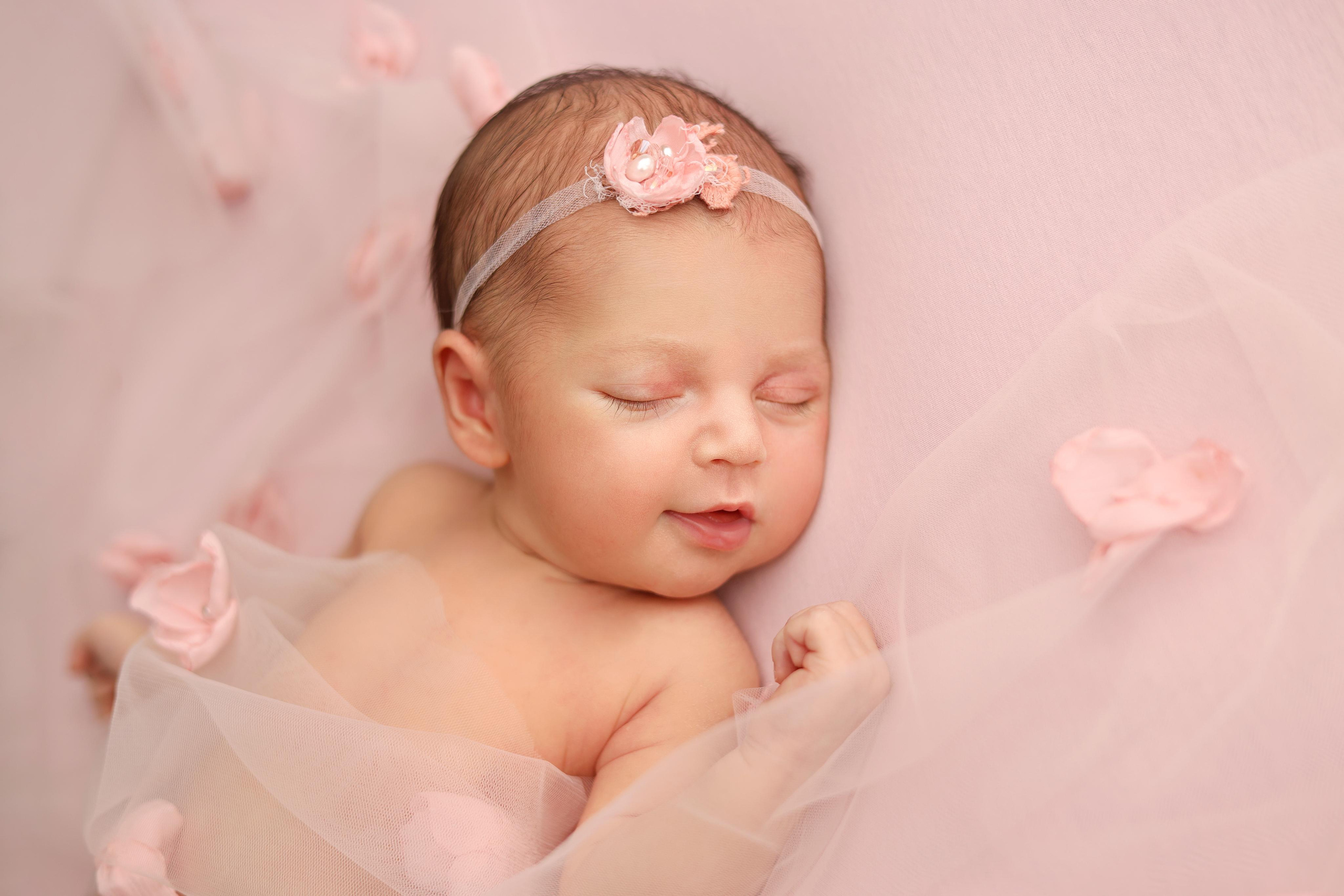 Ньюборн фотосъемка Эмилии. Фотограф новорожденных Москва. Ньюборн фотограф Москва