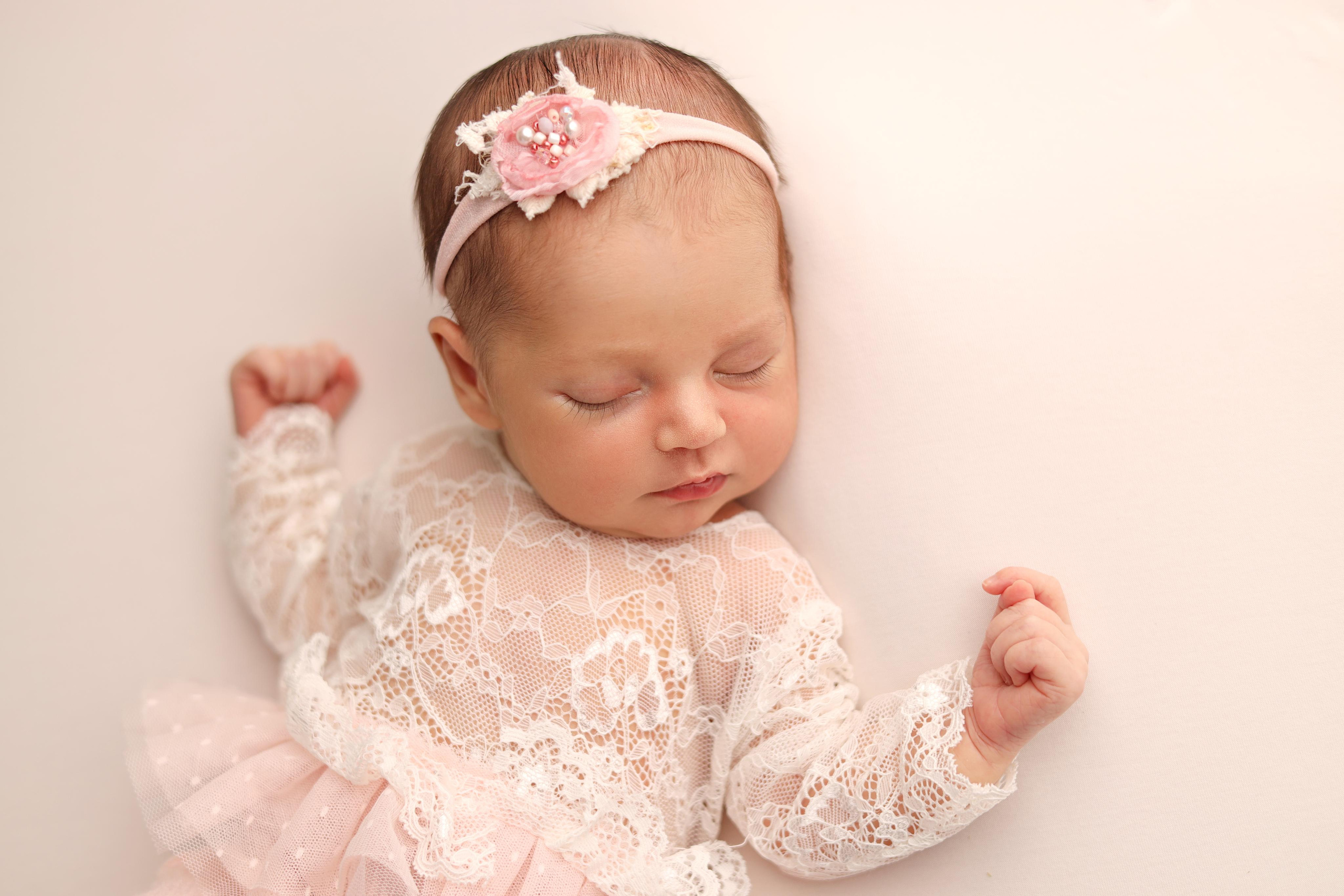 Ньюборн фотосъемка Эмилии. Фотограф новорожденных Москва. Ньюборн фотограф Москва