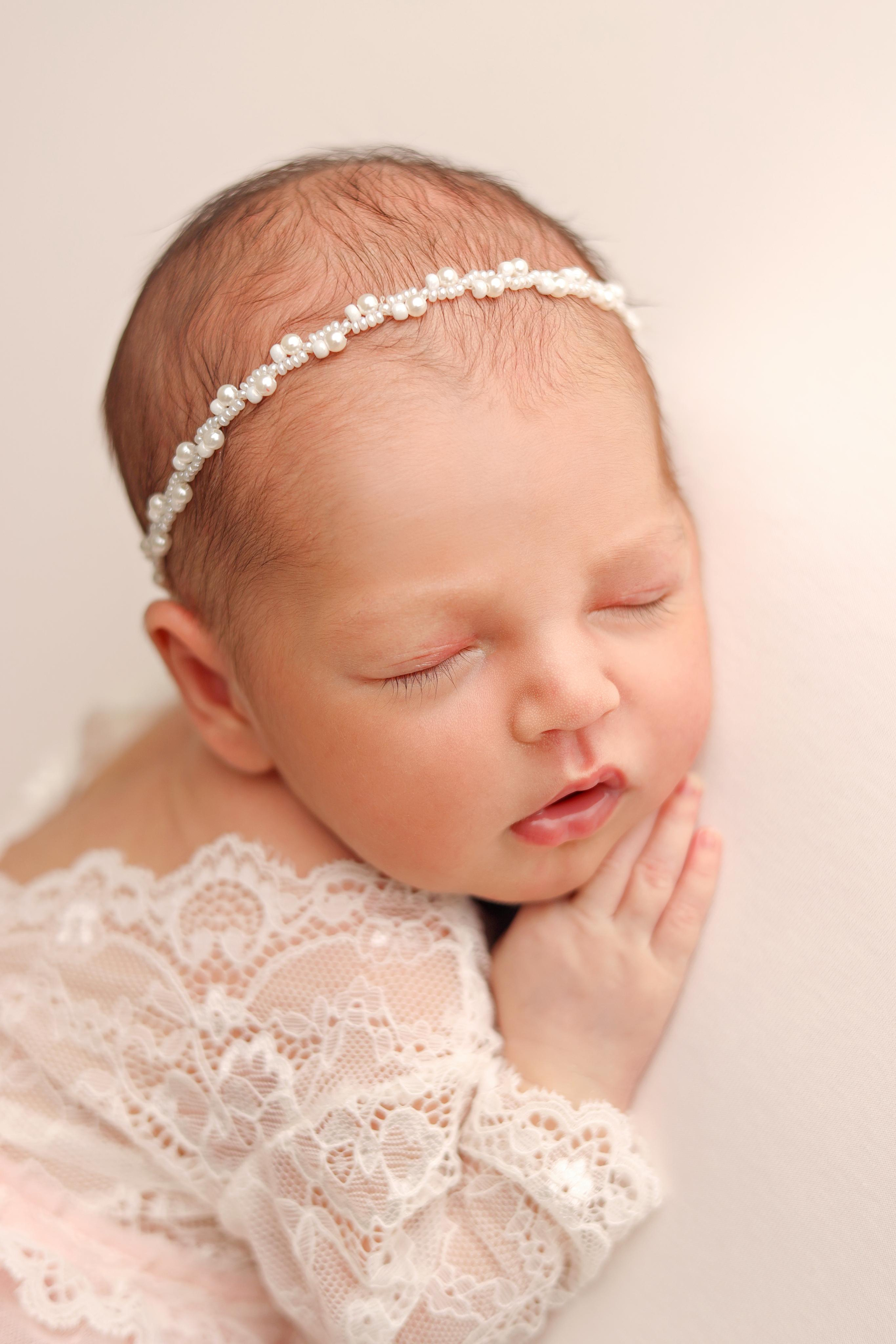 Ньюборн фотосъемка Эмилии. Фотограф новорожденных Москва. Ньюборн фотограф Москва