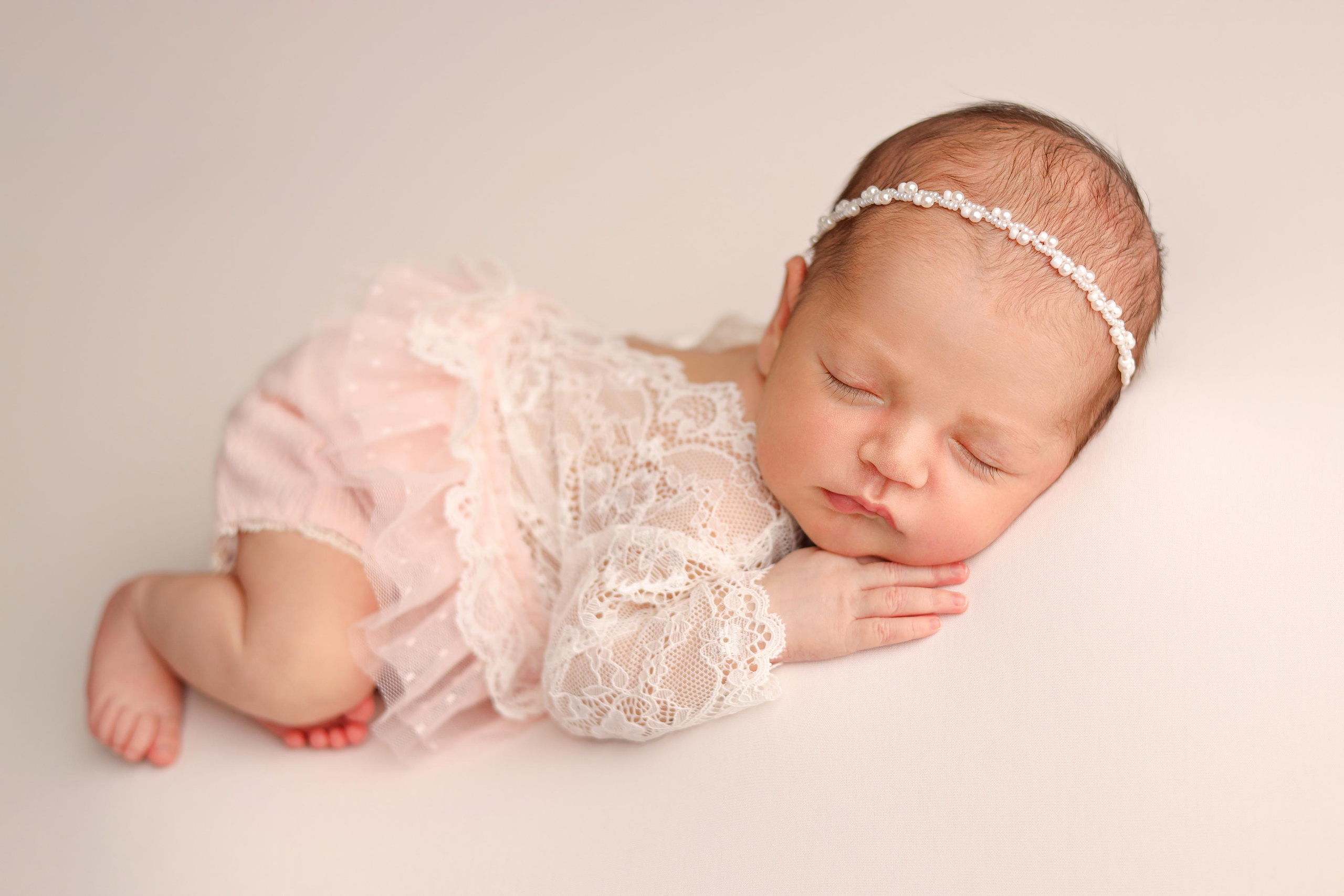 Ньюборн фотосъемка Эмилии. Фотограф новорожденных Москва. Ньюборн фотограф Москва