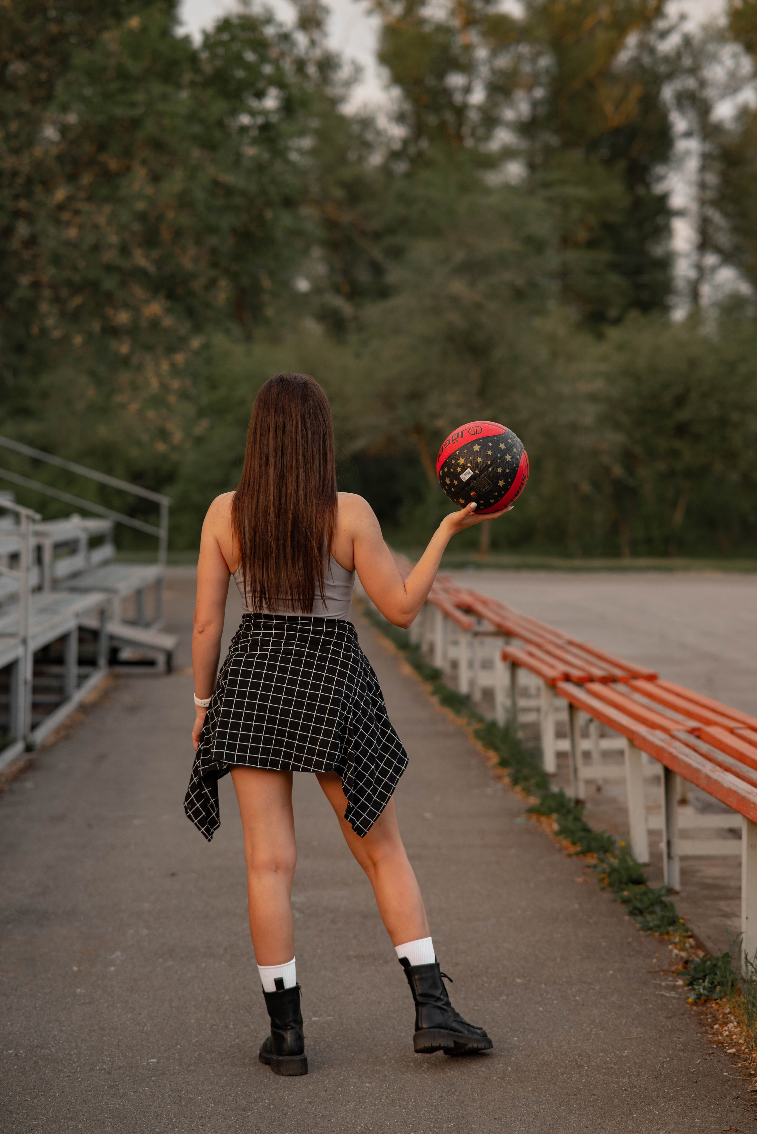 Девушка- спортсменка на стадионе города Абакана при закатном солнце. Семейный и свадебный фотограф в Абакане Юлия Су