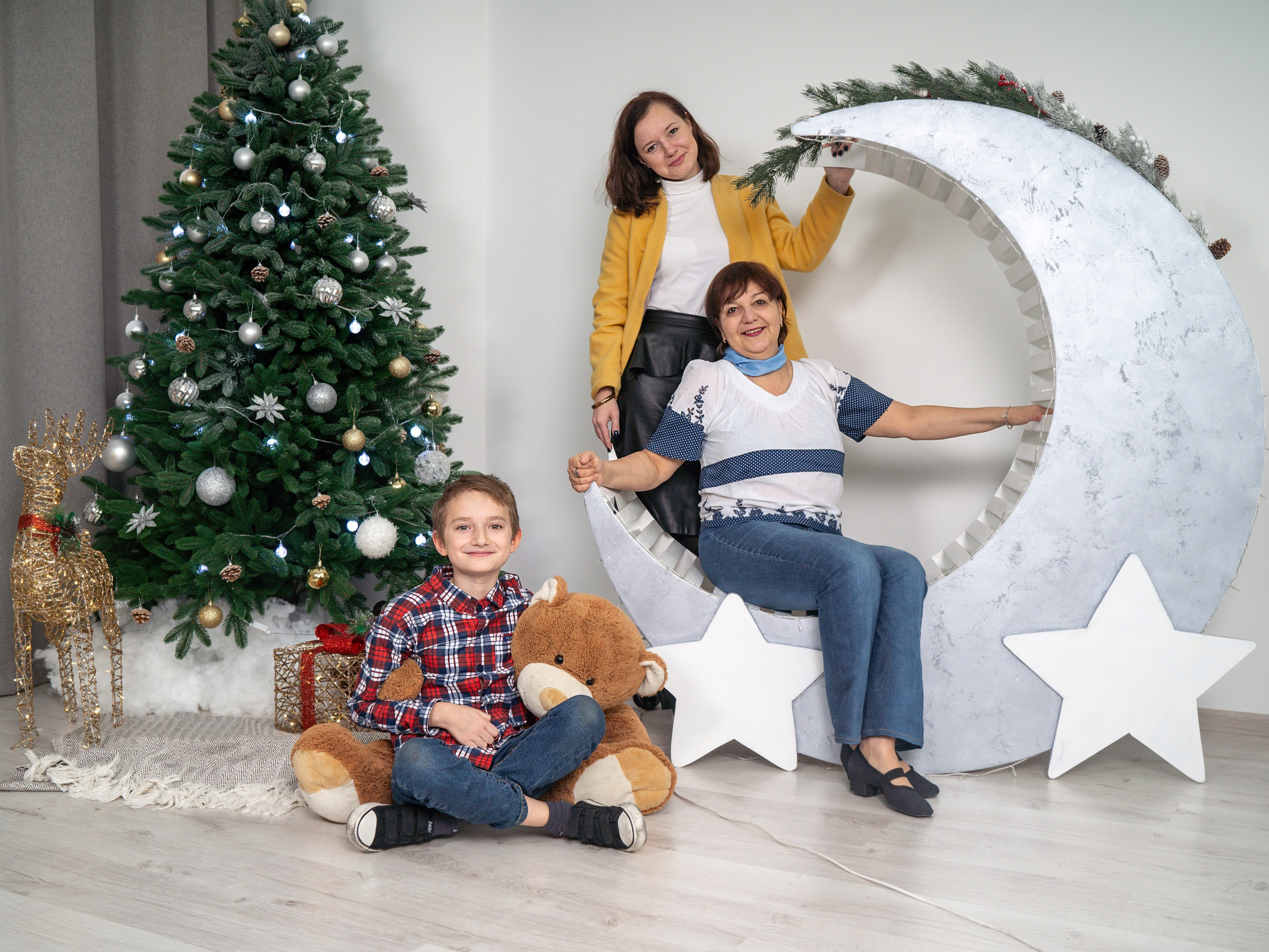 С бабушками. Фотограф Зинаида Евдокимова