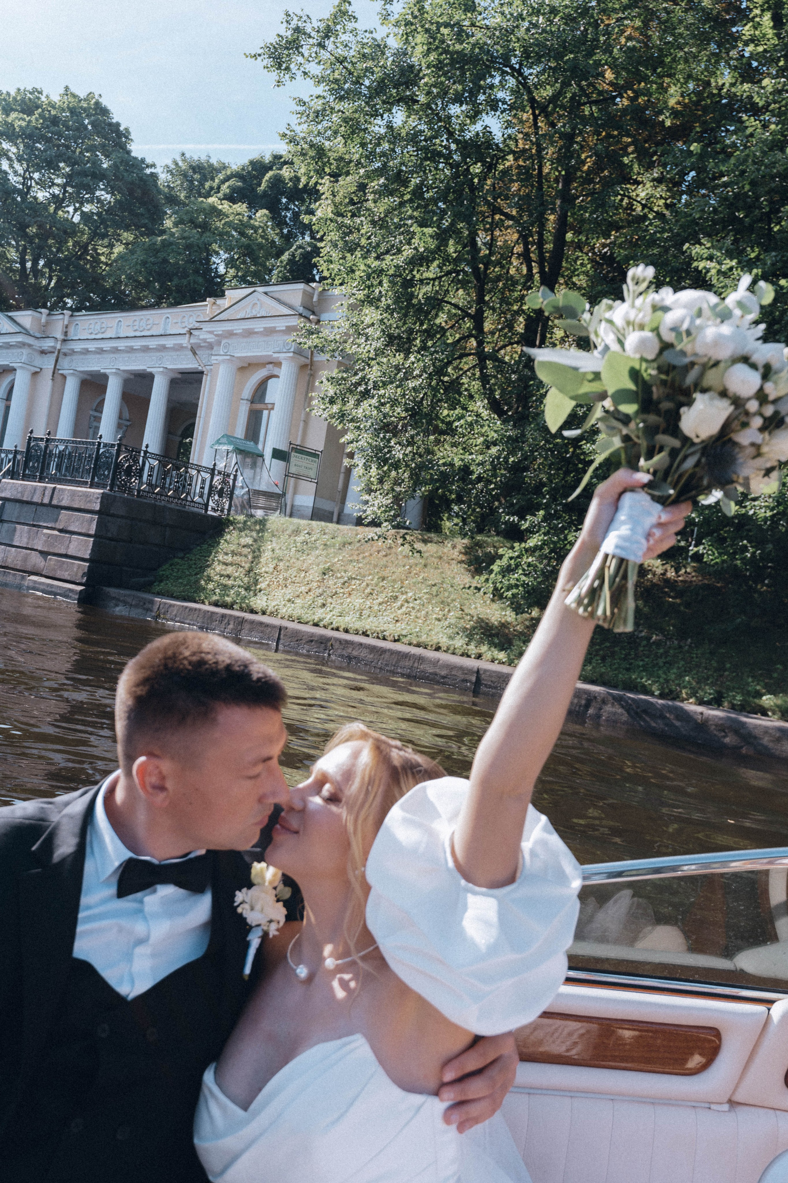 СВАДЕНБНАЯ СЬЕМКА НА КАТЕРЕ ПО КАНАЛАМ САНКТ-ПЕТЕРБУРГА И В АКВАТОРИИ НЕВЫ. Профессиональный фотограф, Санкт-Петербург — Виктория Богомолова