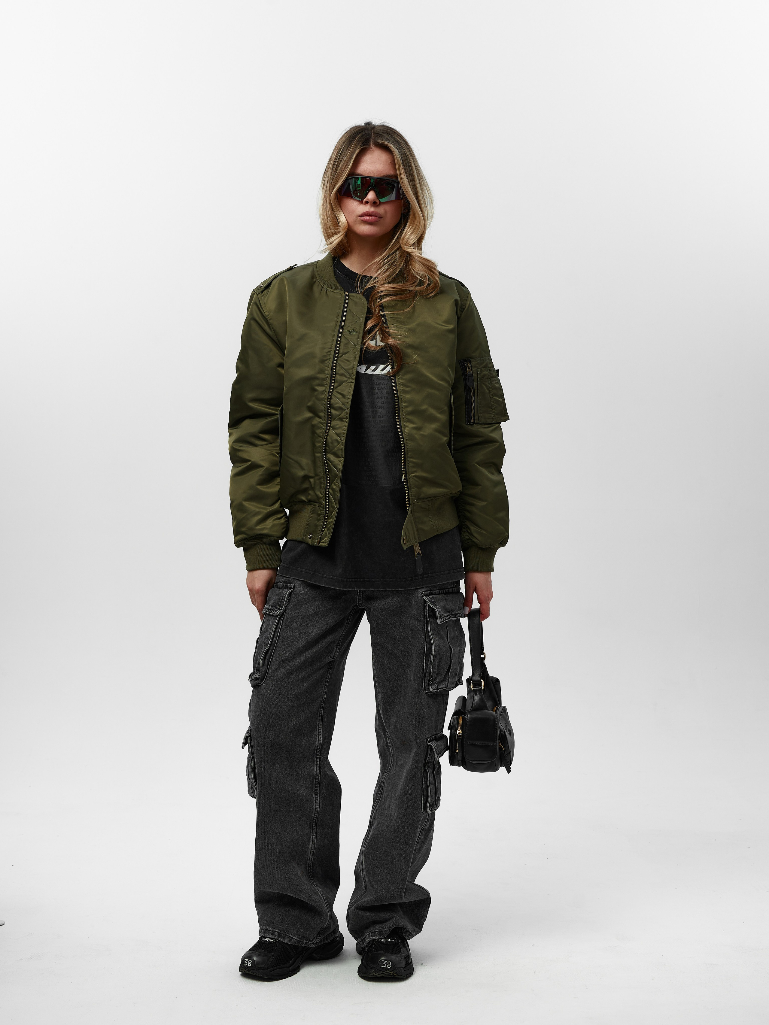 Куртки женские. Фотограф для маркетплейсов в Москве