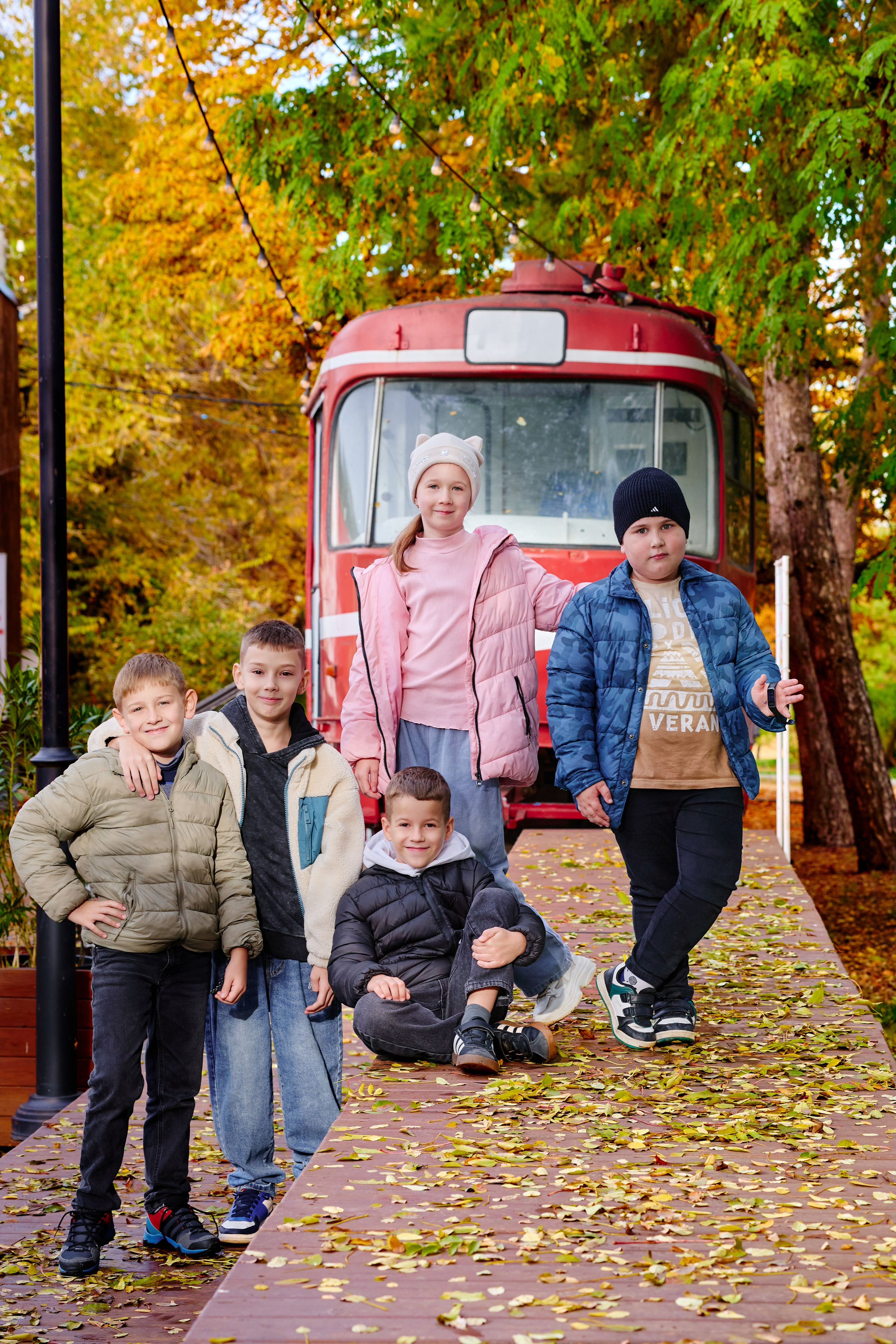 Прогулка в парке классом. Фотограф Выпускные альбомы Таганрог Сергей Коробченко