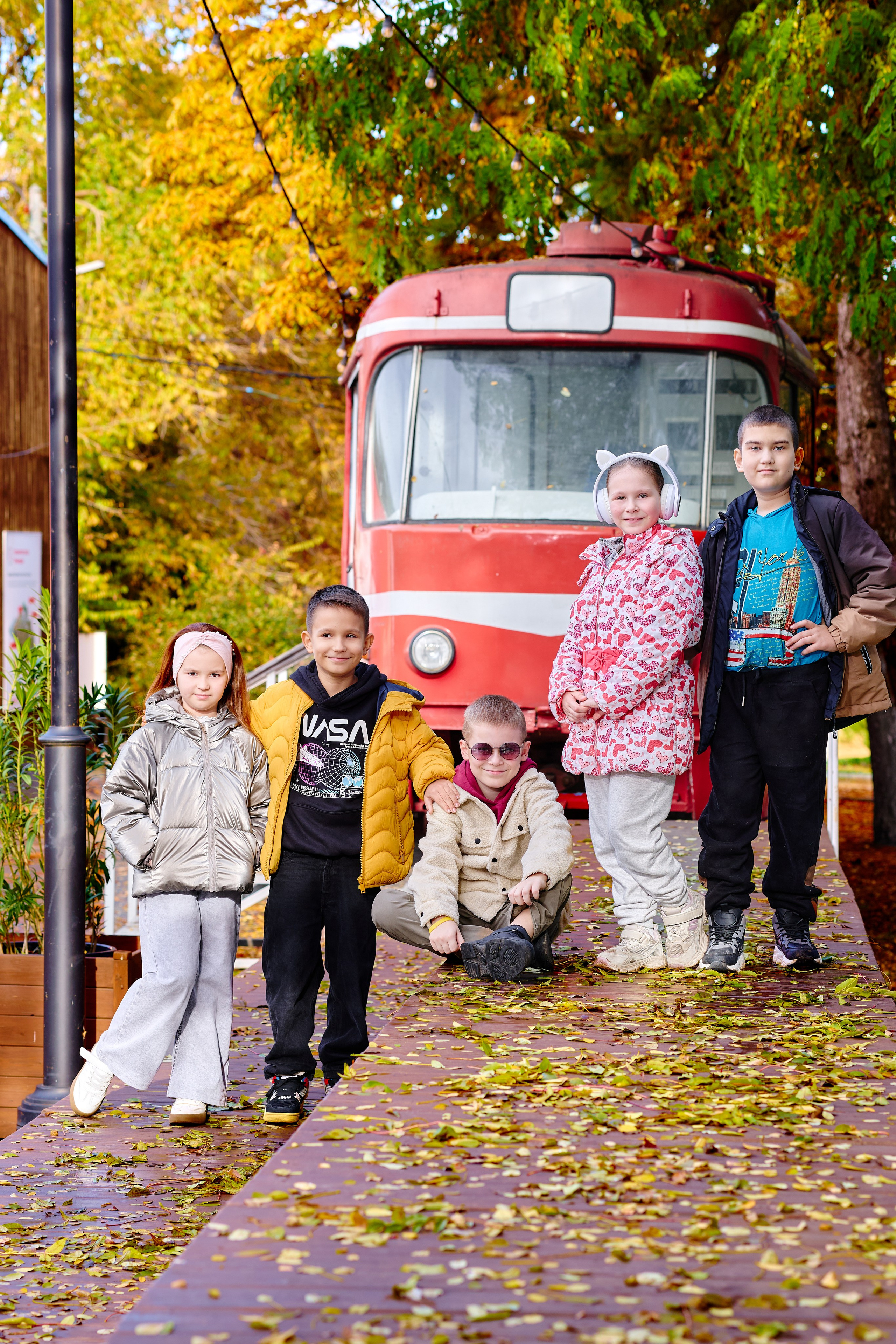 Прогулка в парке классом. Фотограф Выпускные альбомы Таганрог Сергей Коробченко