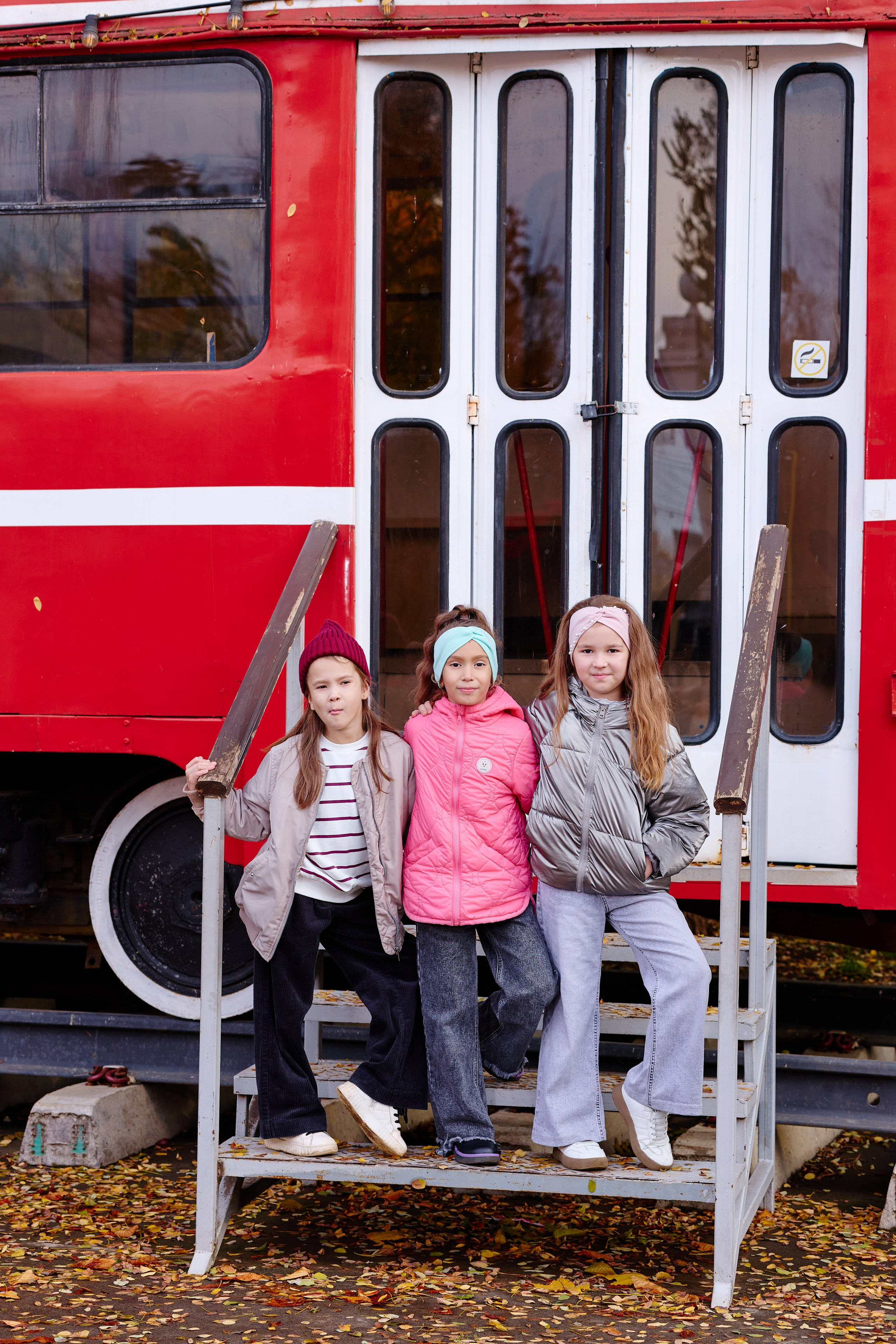 Прогулка в парке классом. Фотограф Выпускные альбомы Таганрог Сергей Коробченко