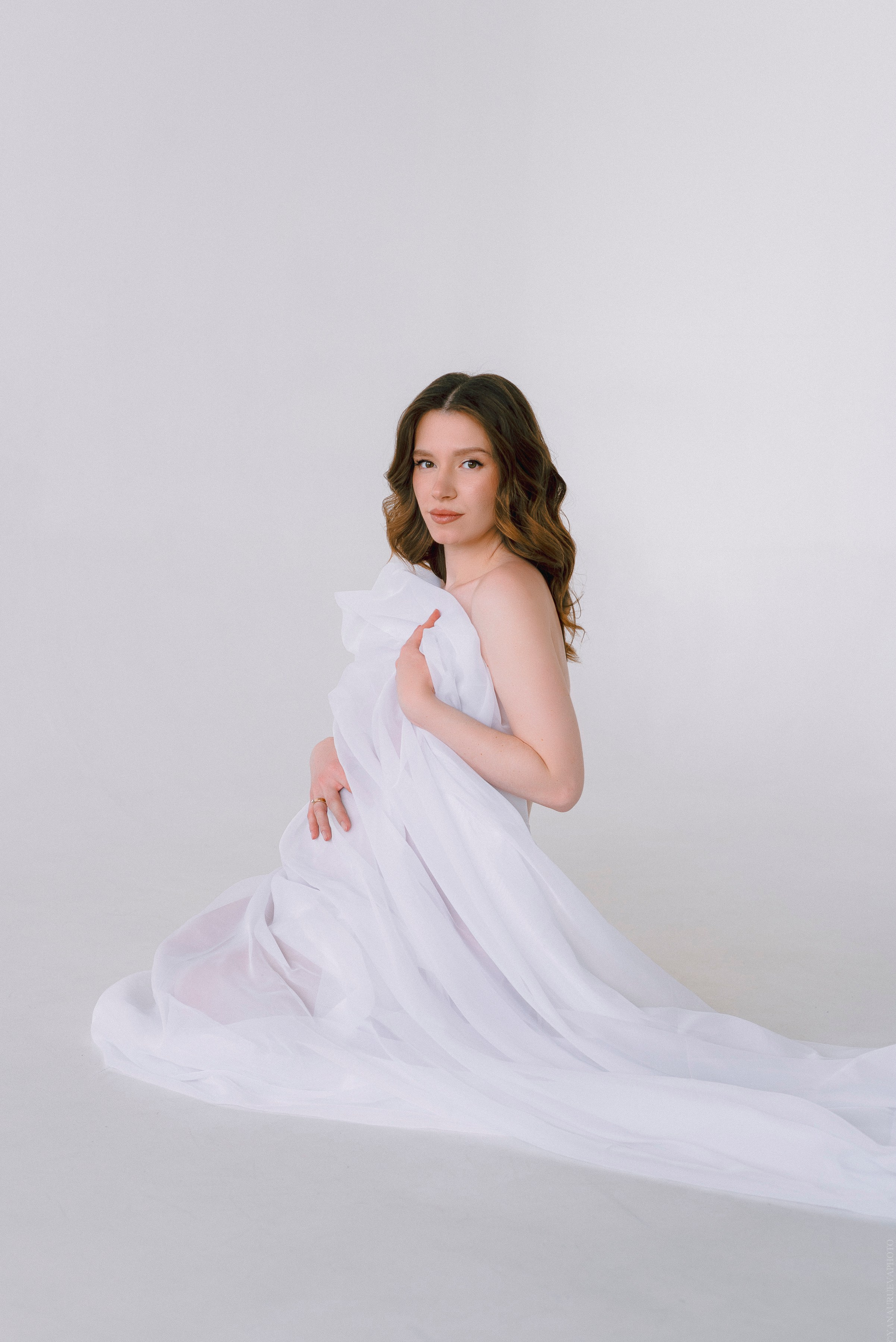 беременная фотосессия с белой вуалью