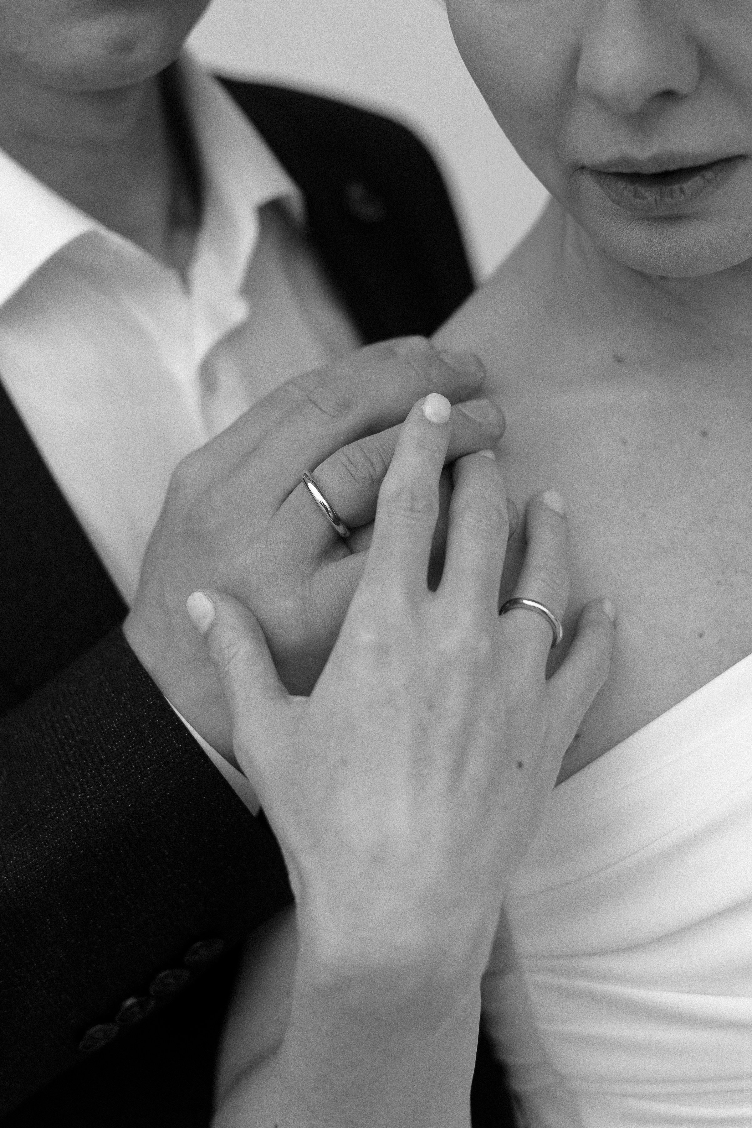 Руки молодоженов с кольцами