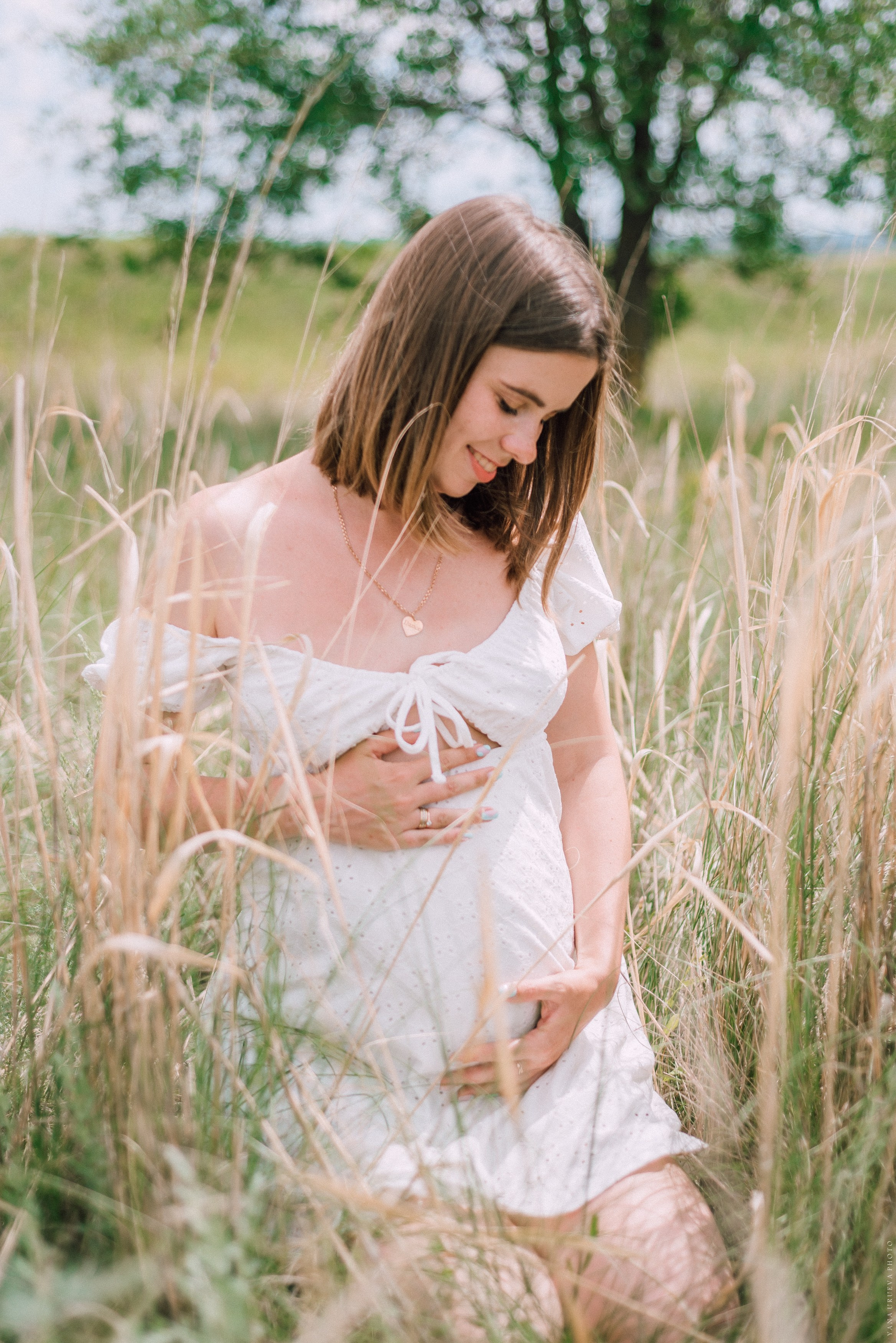 беременная девушка в колосках