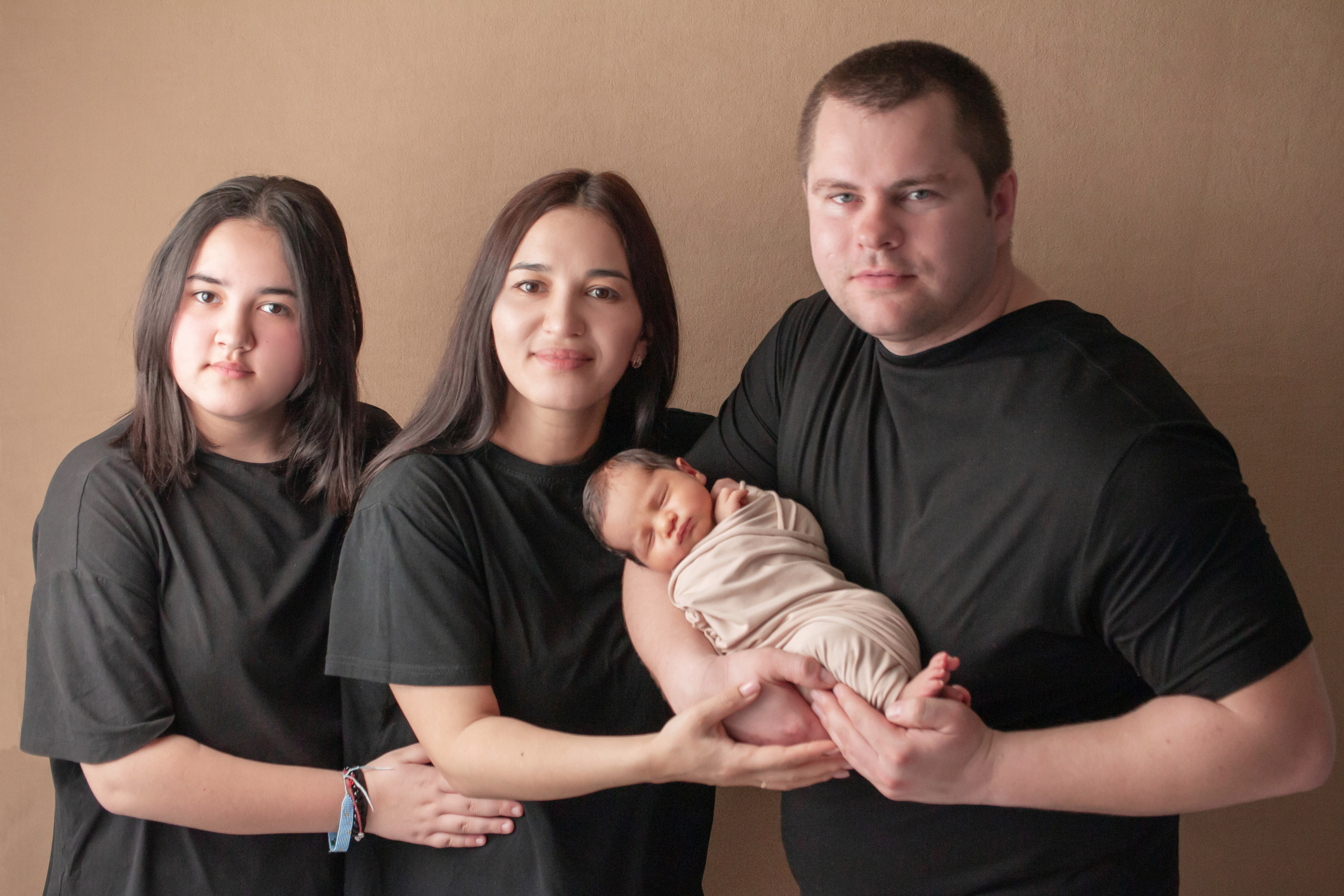 Кадры малыша с родителями. Фотограф новорождённых Анапа Елена Кушнарь