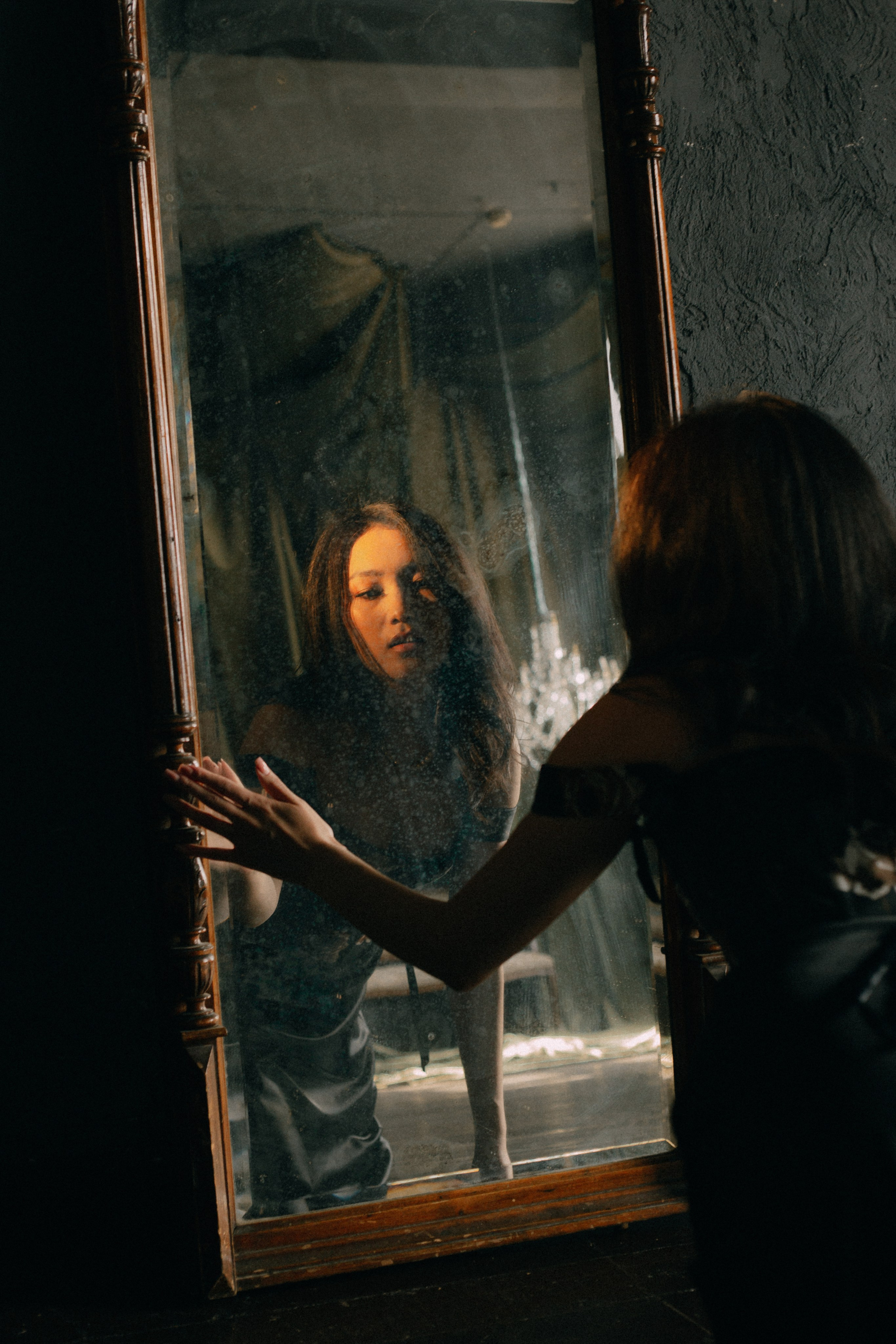 Драматичный женский портрет, глубокий взгляд, контрастное освещение,фотосессия Новосибирск, женская фотосессия в Новосибирске, женский фотограф, фотосессия в студии, красивая девушка