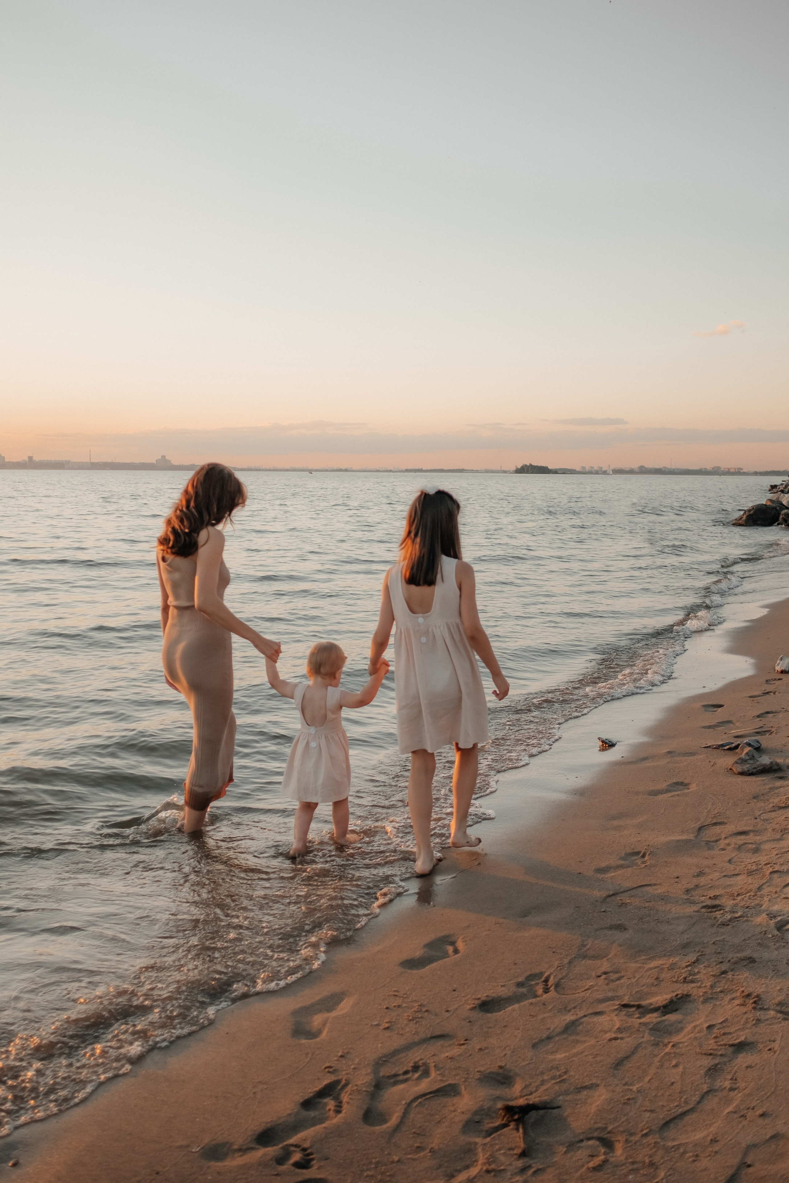 Катя с дочками на берегу. Фотограф в Новосибирске Диана Ильиных
