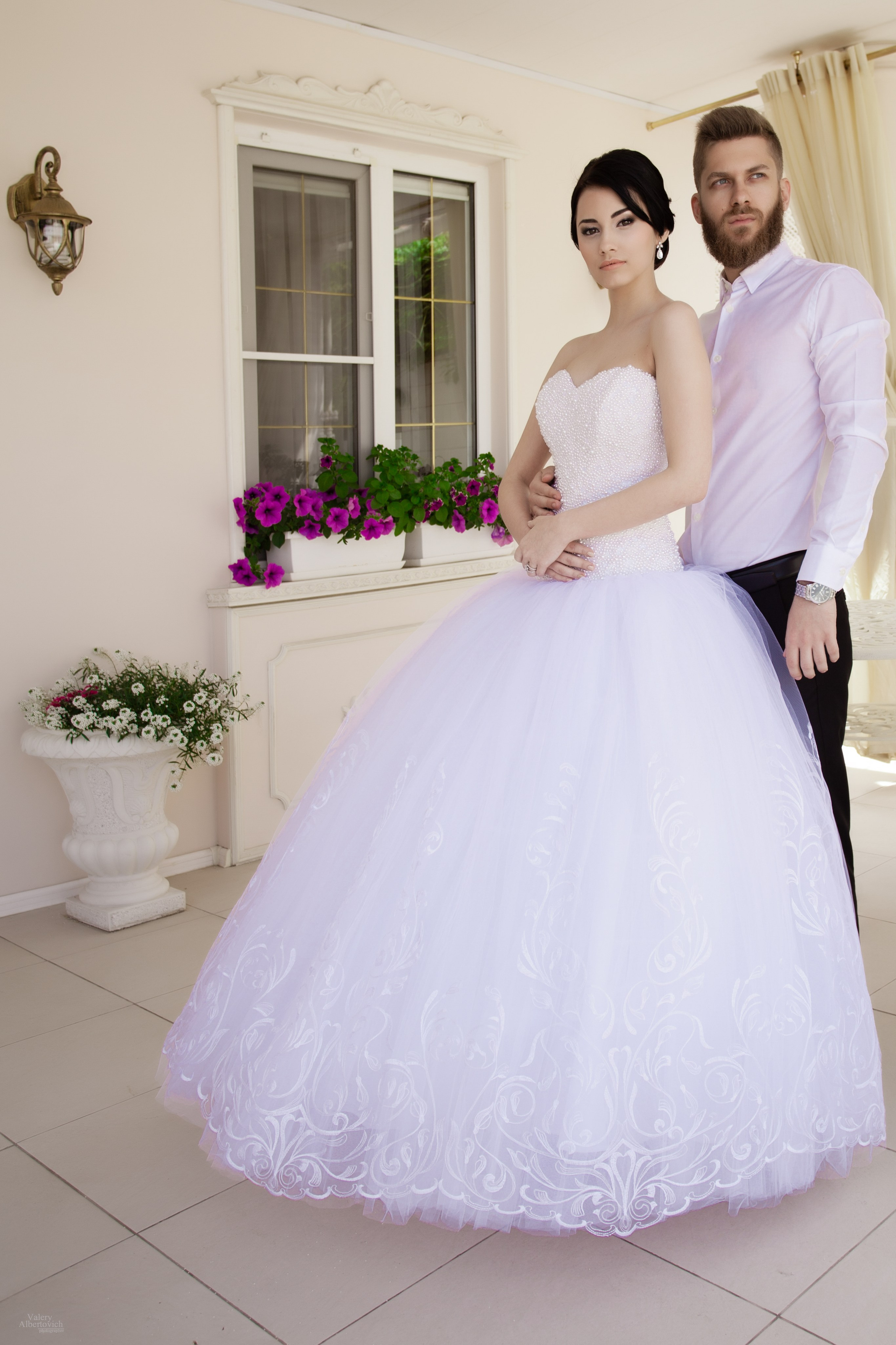 Жених и невеста в красивом интерьере 