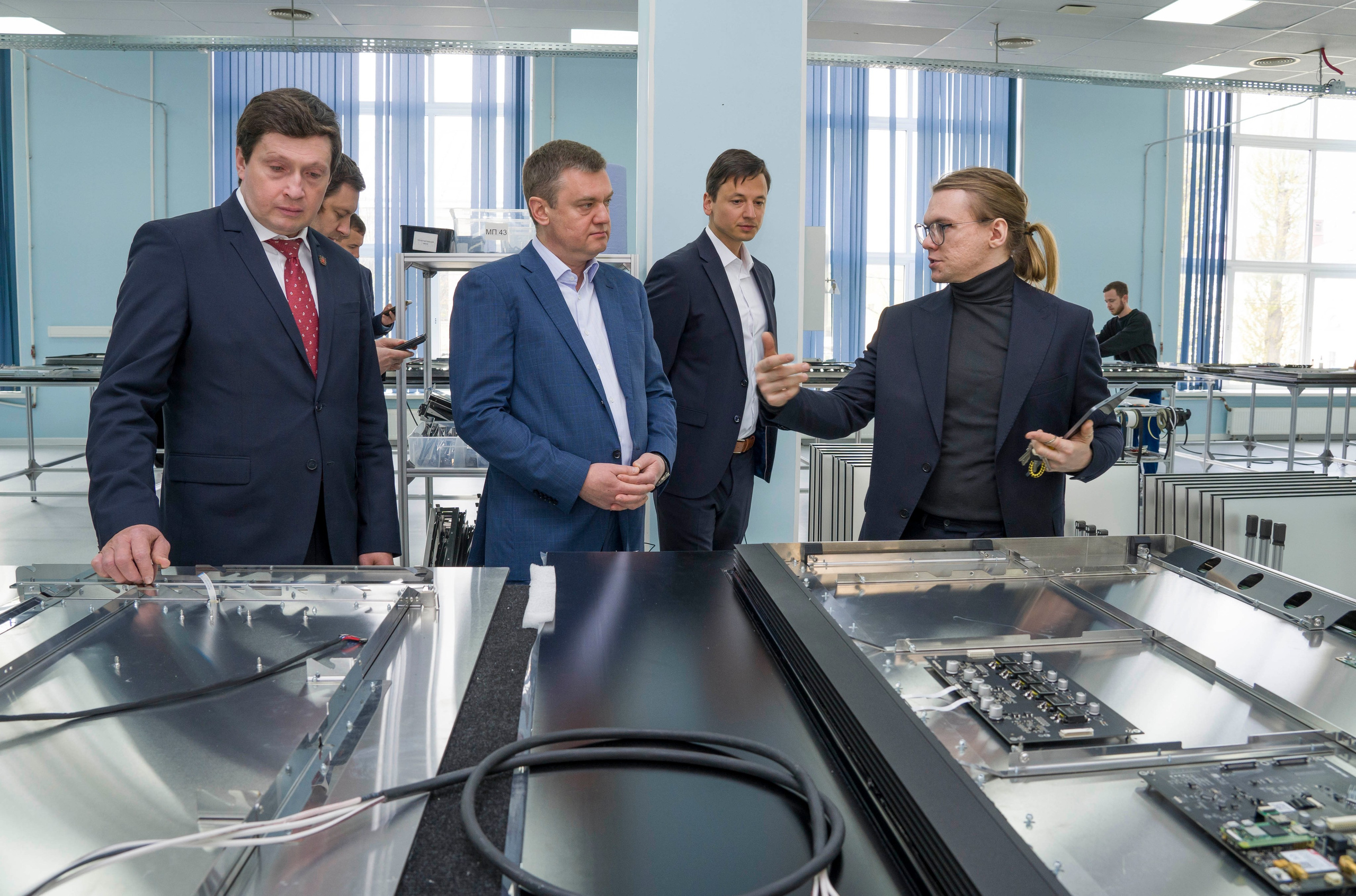 Вице-губернатор Санкт-Петербурга с делегацией на производстве. Фотограф в Санкт-Петербурге. Репортажная и все съёмки для бизнеса