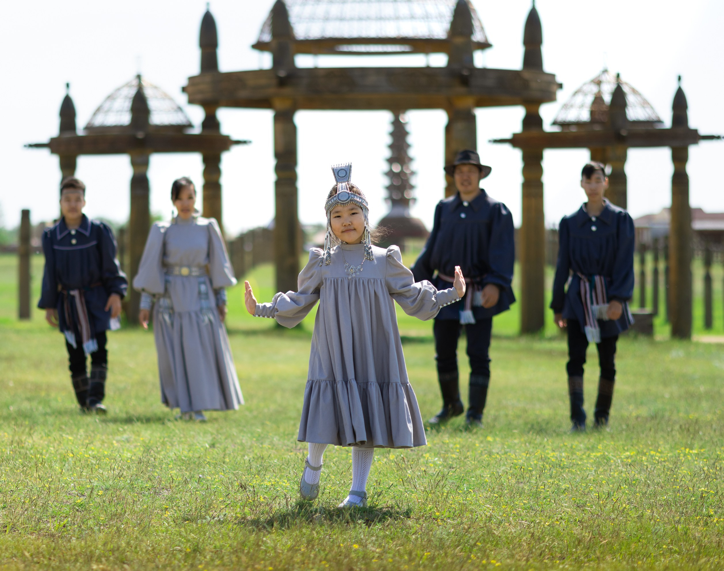 Семья в традиционных якутских нарядах. Фотограф Якутск Зоя Николаева