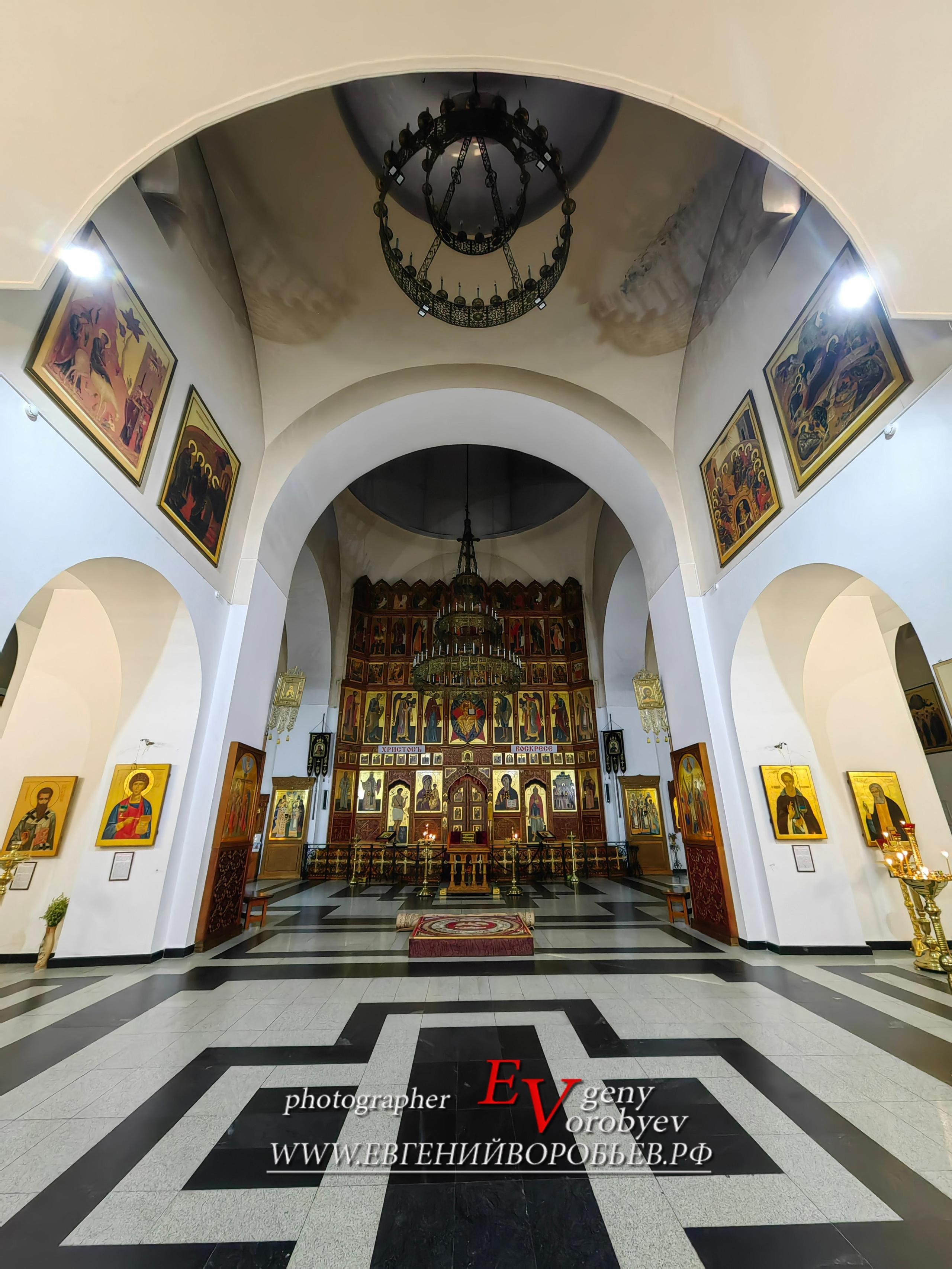 Крестовоздвиженский собор храм церковь иконы интерьер в Лесосибирске экскурсии Енисейск Красноярск аренда микроавтобуса трансфер индивидуальный тур фото интересные места что посмотреть куда сходить что посетить достопримечательности в Лесосибирске фототур  цена заказать экскурсию программа маршрут смотровые площадки видовые красивые места путешествие туристический маршрут 