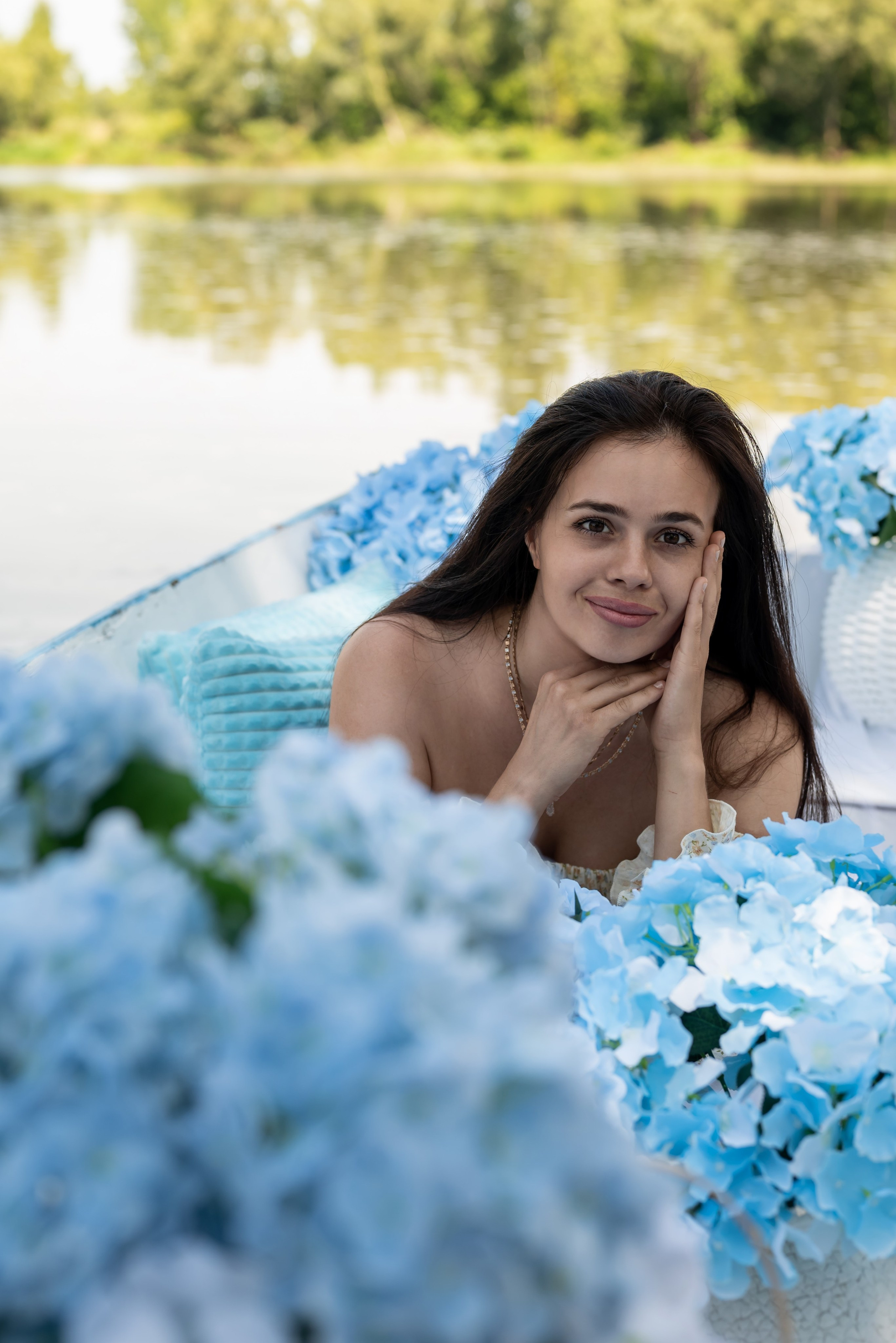 Фотопроект на лодке с голубыми гортензиями. Фотограф в городе Салават