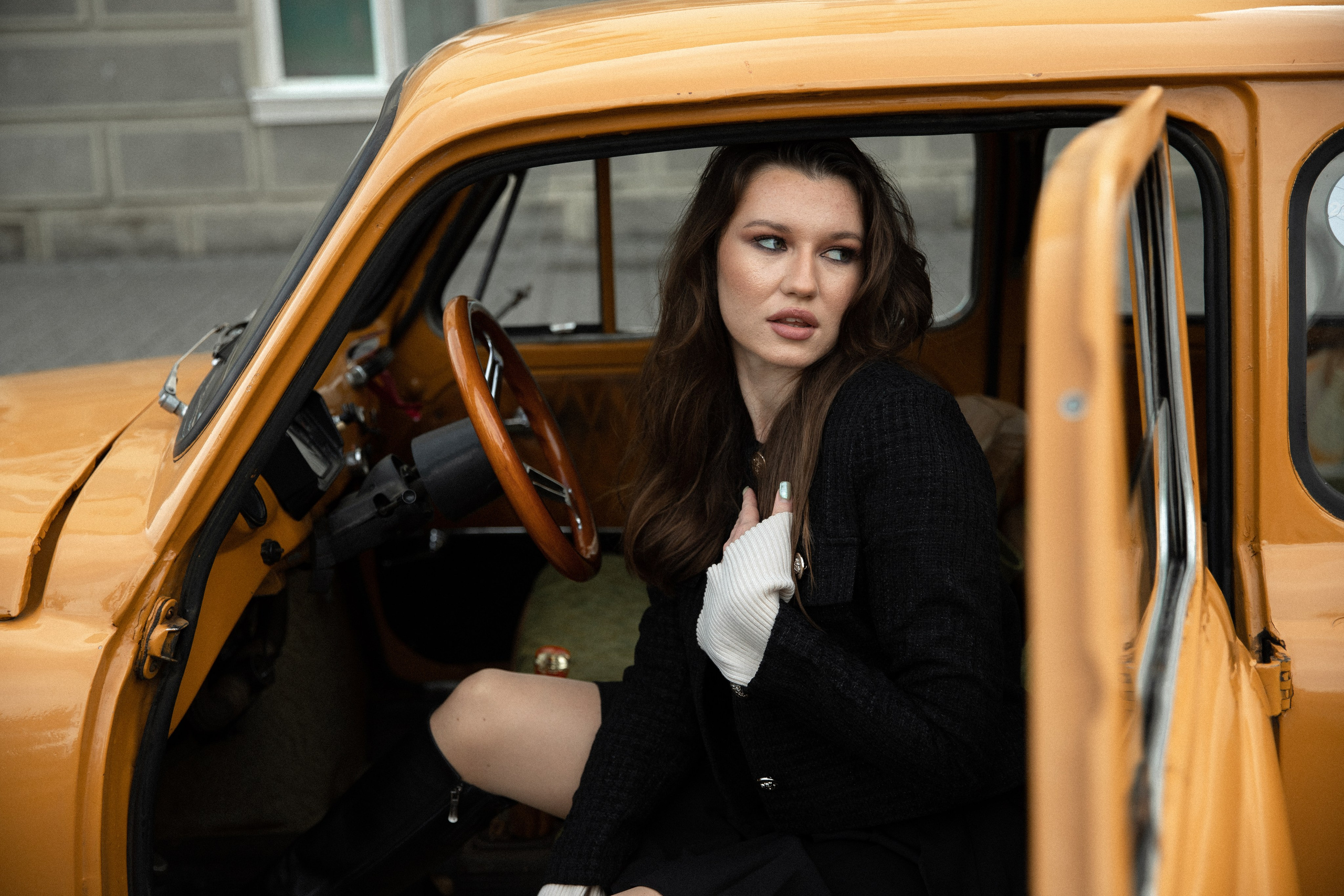 Женская фотосессия с ретро авто. Свадебный фотограф Бакрымова Валентина