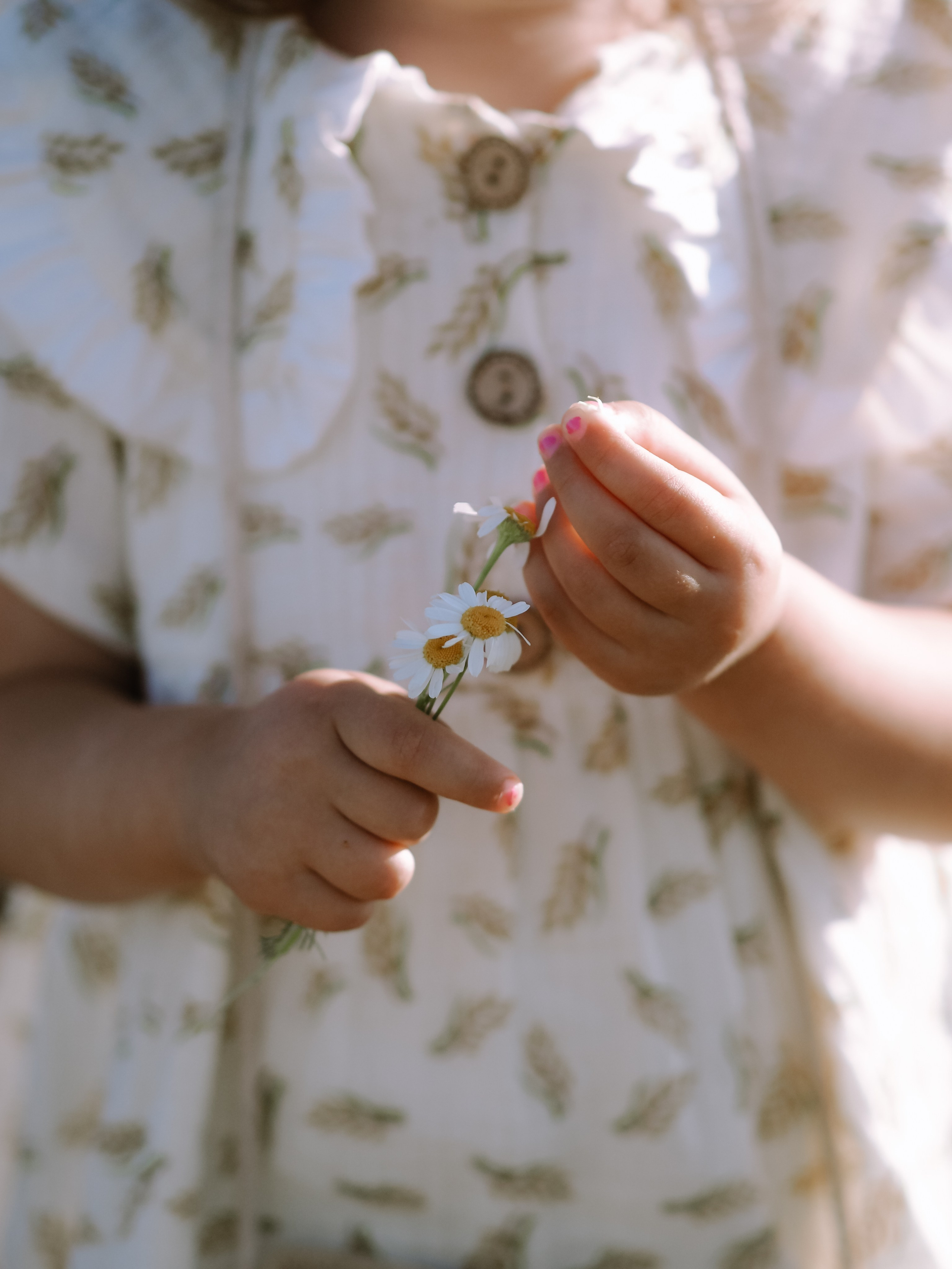 Гоняться по полю на тачке с мамой и папой. Обижаться. Смеяться. Фотограф Рязань. Семейный Свадебный фотограф