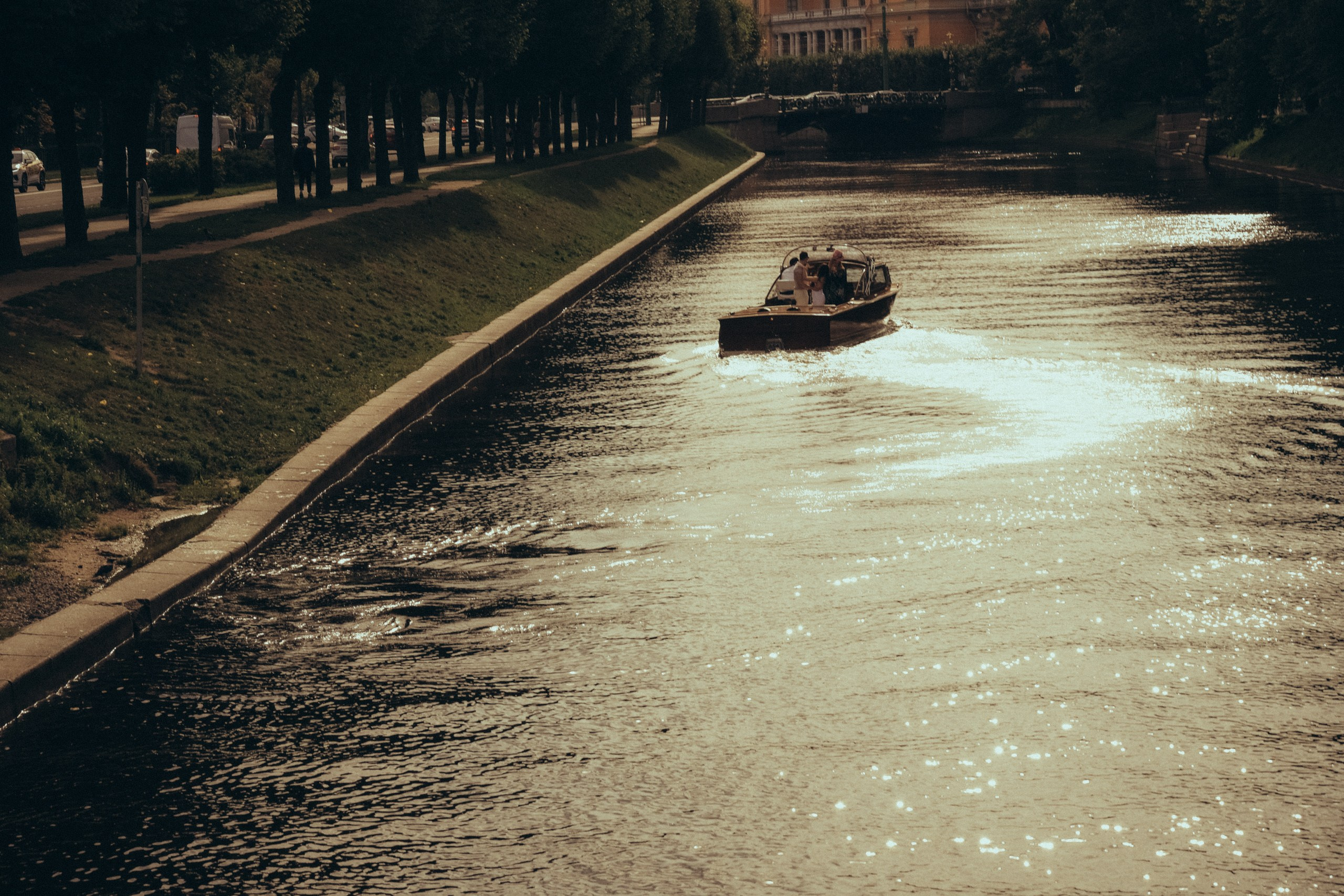 СВАДЕНБНАЯ СЬЕМКА НА КАТЕРЕ ПО КАНАЛАМ САНКТ-ПЕТЕРБУРГА И В АКВАТОРИИ НЕВЫ. Профессиональный фотограф, Санкт-Петербург — Виктория Богомолова