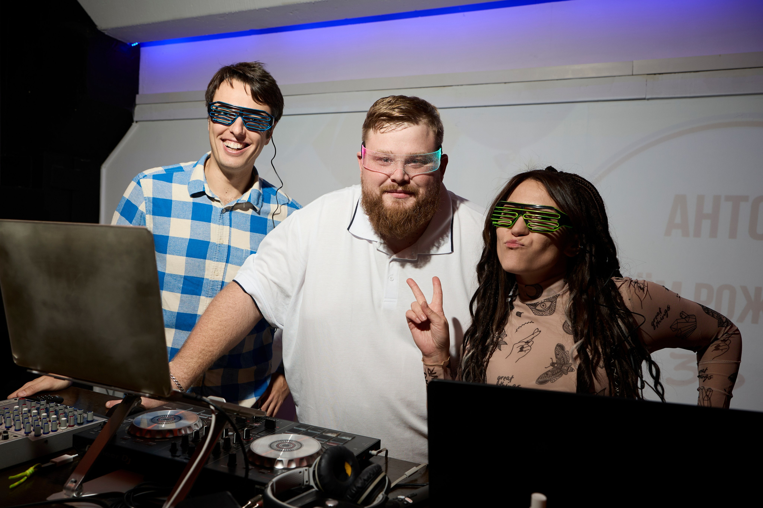 Фотография друзей на вечеринке в Москве.