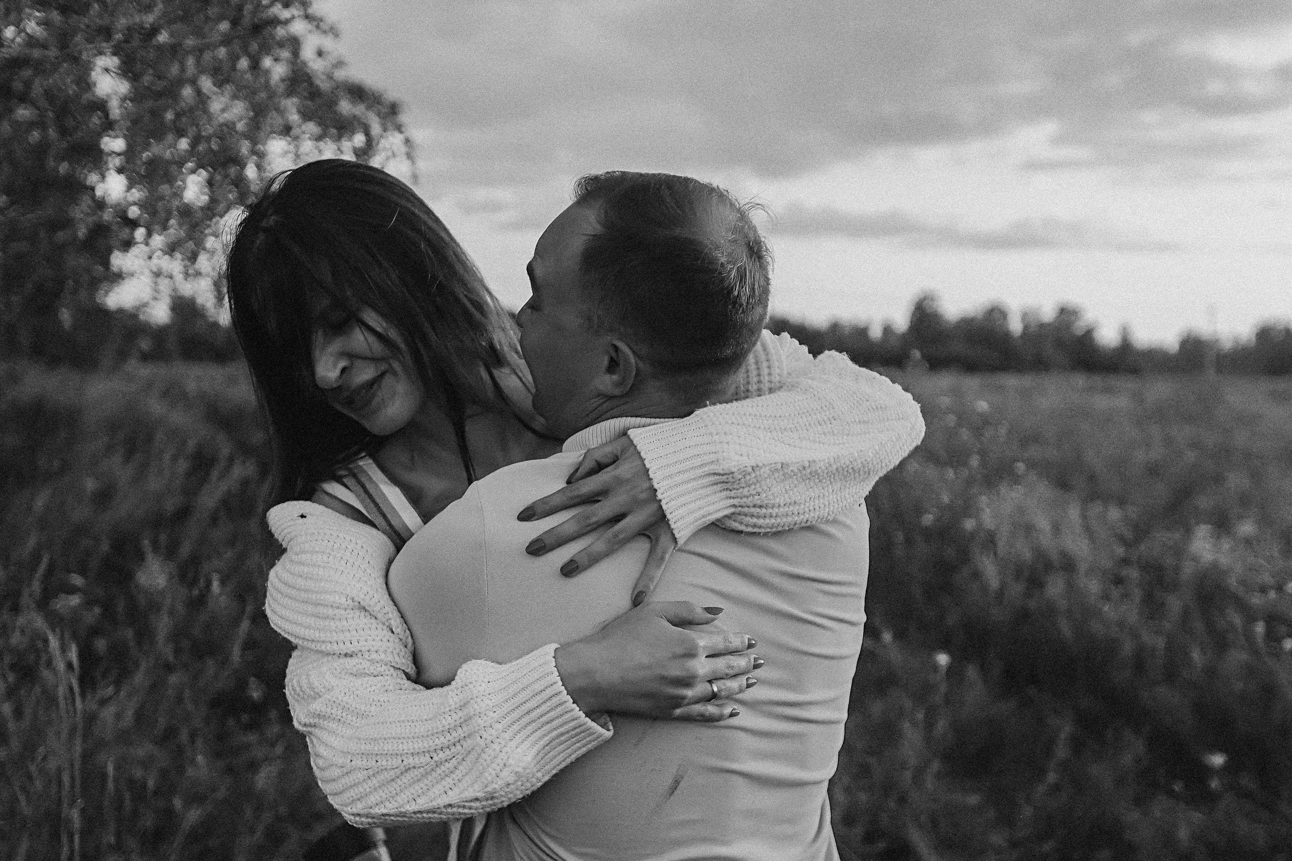 Поле love story на закате. Семейный фотограф Тюмень, фотограф на роды Салмина Мария