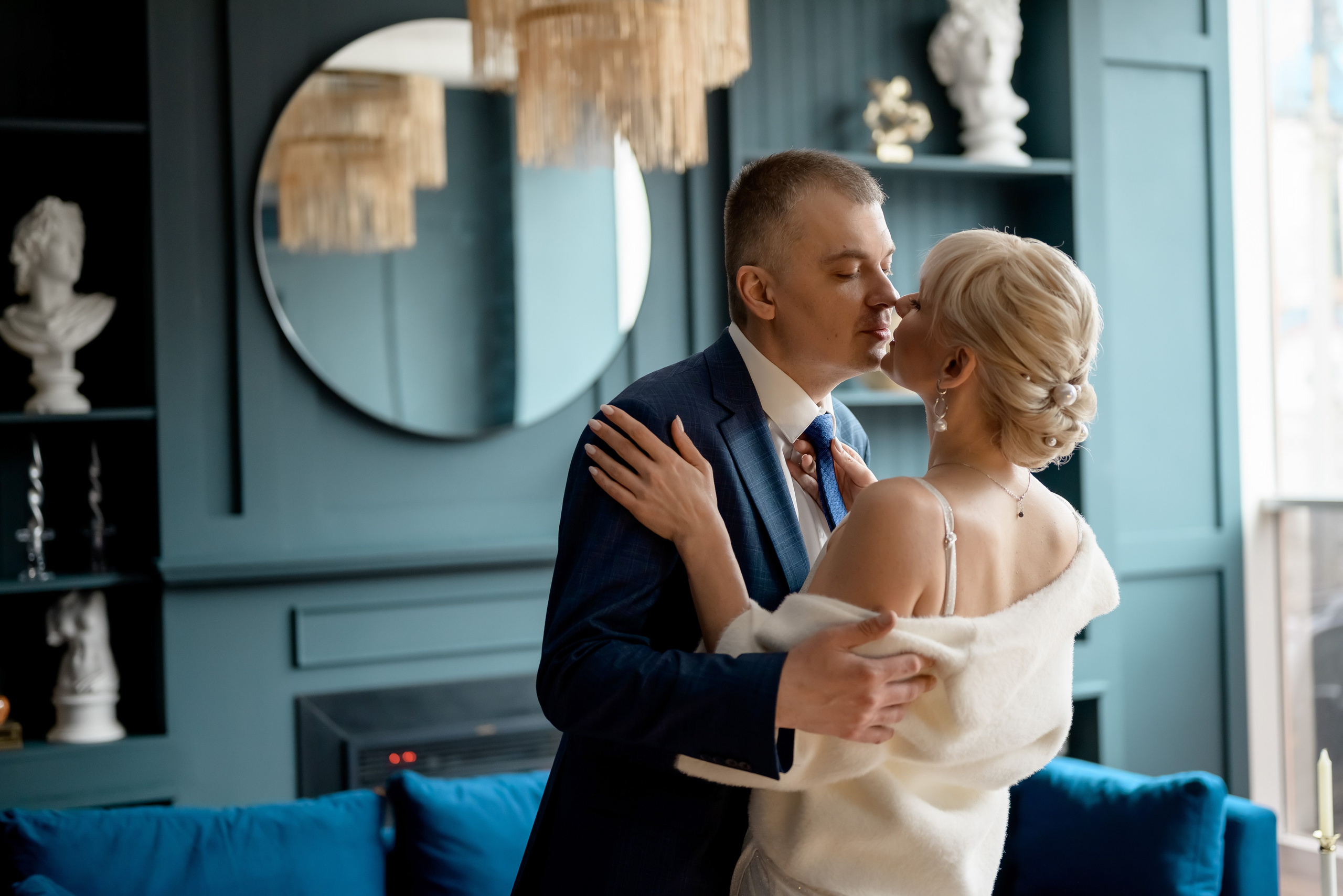Свадебная фотосессия в синем зале. Юлия Басня семейный и свадебный фотограф в Донецке