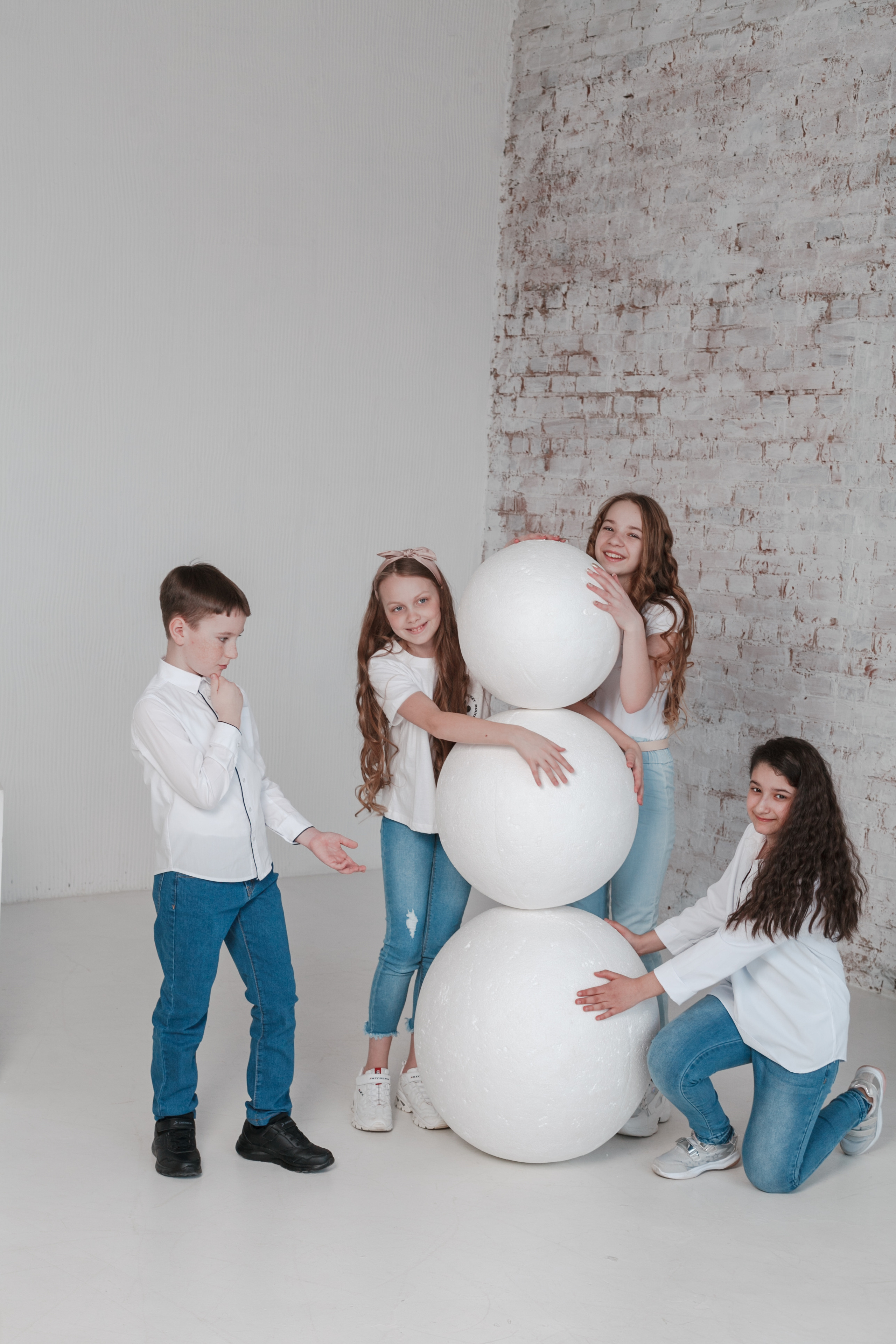 Съемка для выпускного альбома в студии. Ирина Коновалова школьный фотограф. Выпускные альбомы Ярославль