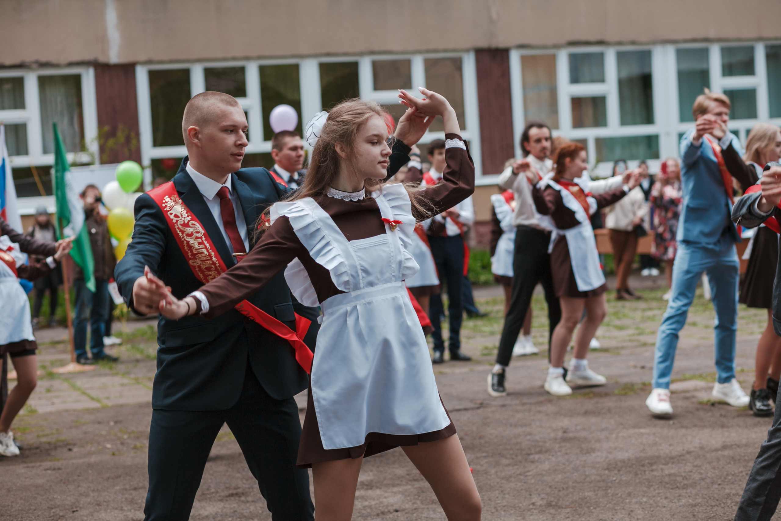 Последний звонок. Ирина Коновалова школьный фотограф. Выпускные альбомы Ярославль