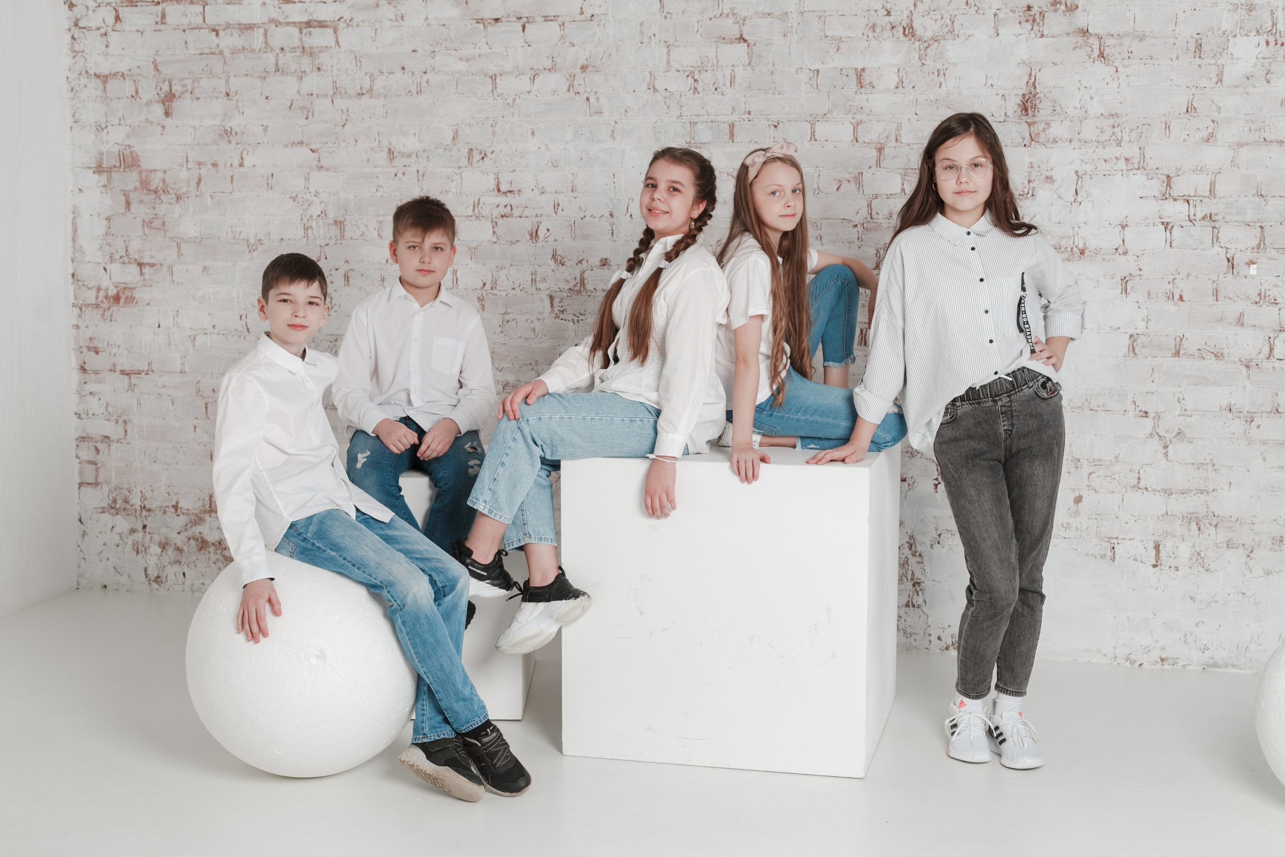 Съемка для выпускного альбома в студии. Ирина Коновалова школьный фотограф. Выпускные альбомы Ярославль