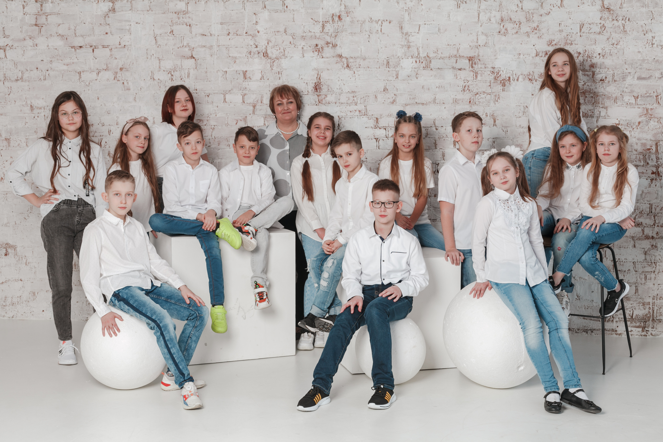 Съемка для выпускного альбома в студии. Ирина Коновалова школьный фотограф. Выпускные альбомы Ярославль