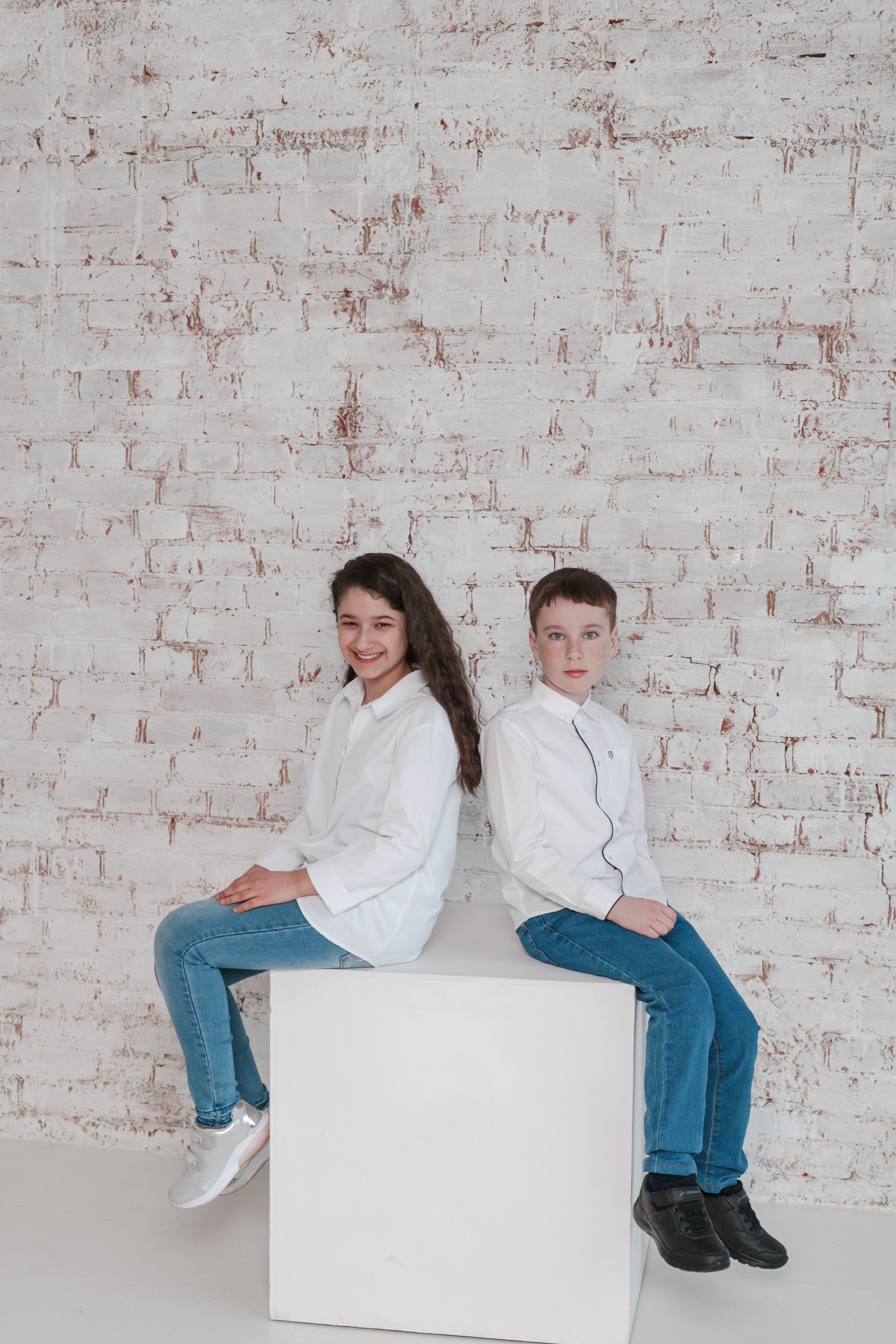 Съемка для выпускного альбома в студии. Ирина Коновалова школьный фотограф. Выпускные альбомы Ярославль