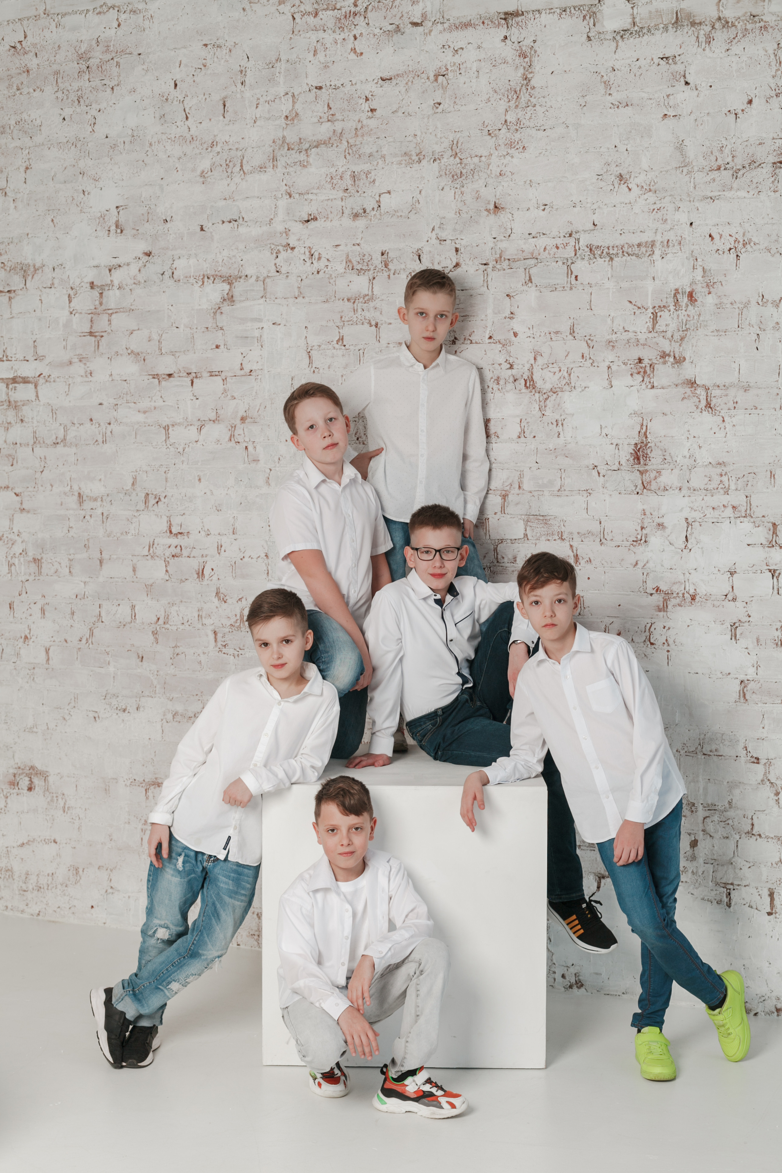 Съемка для выпускного альбома в студии. Ирина Коновалова школьный фотограф. Выпускные альбомы Ярославль