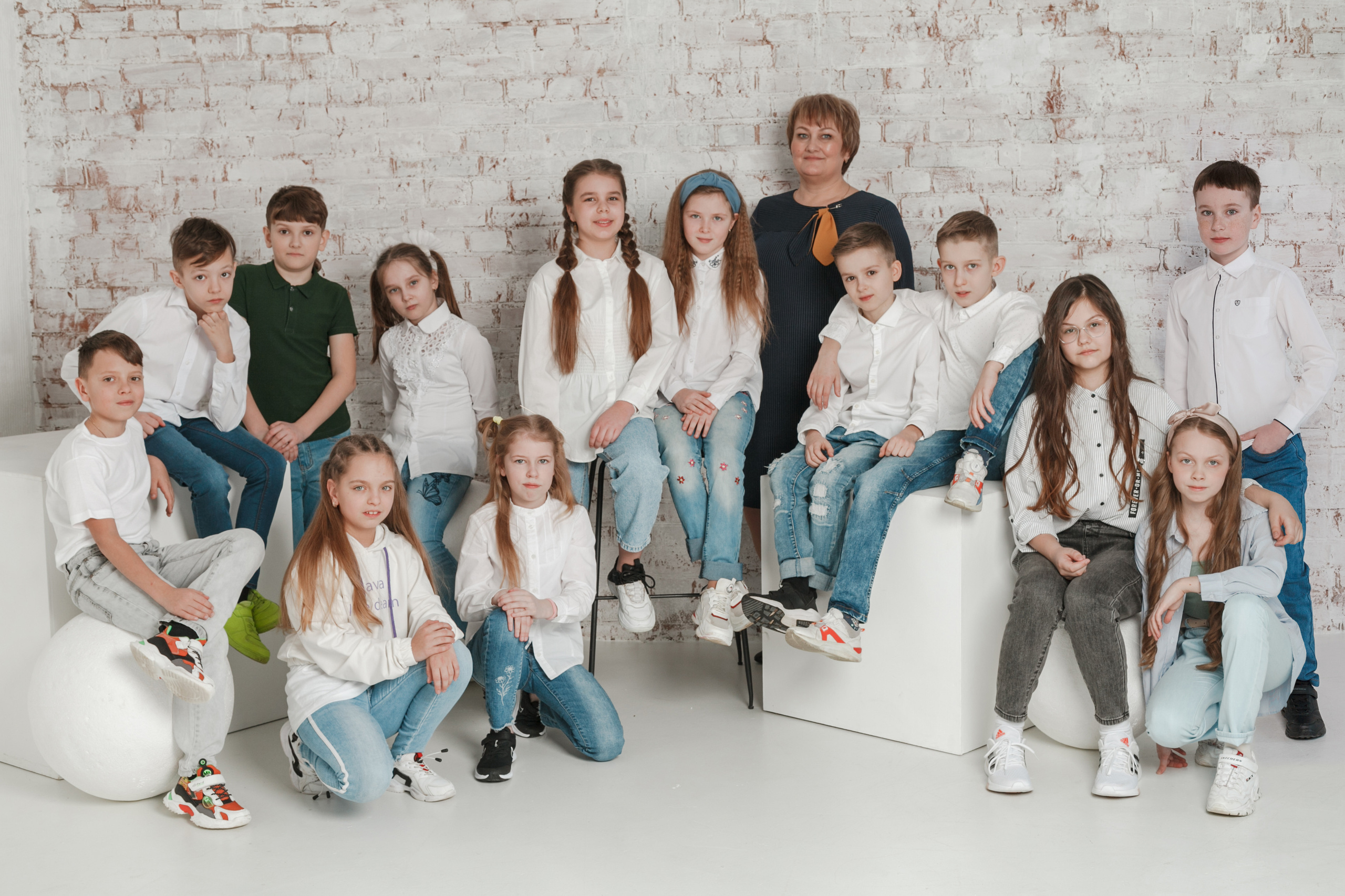 Съемка для выпускного альбома в студии. Ирина Коновалова школьный фотограф. Выпускные альбомы Ярославль