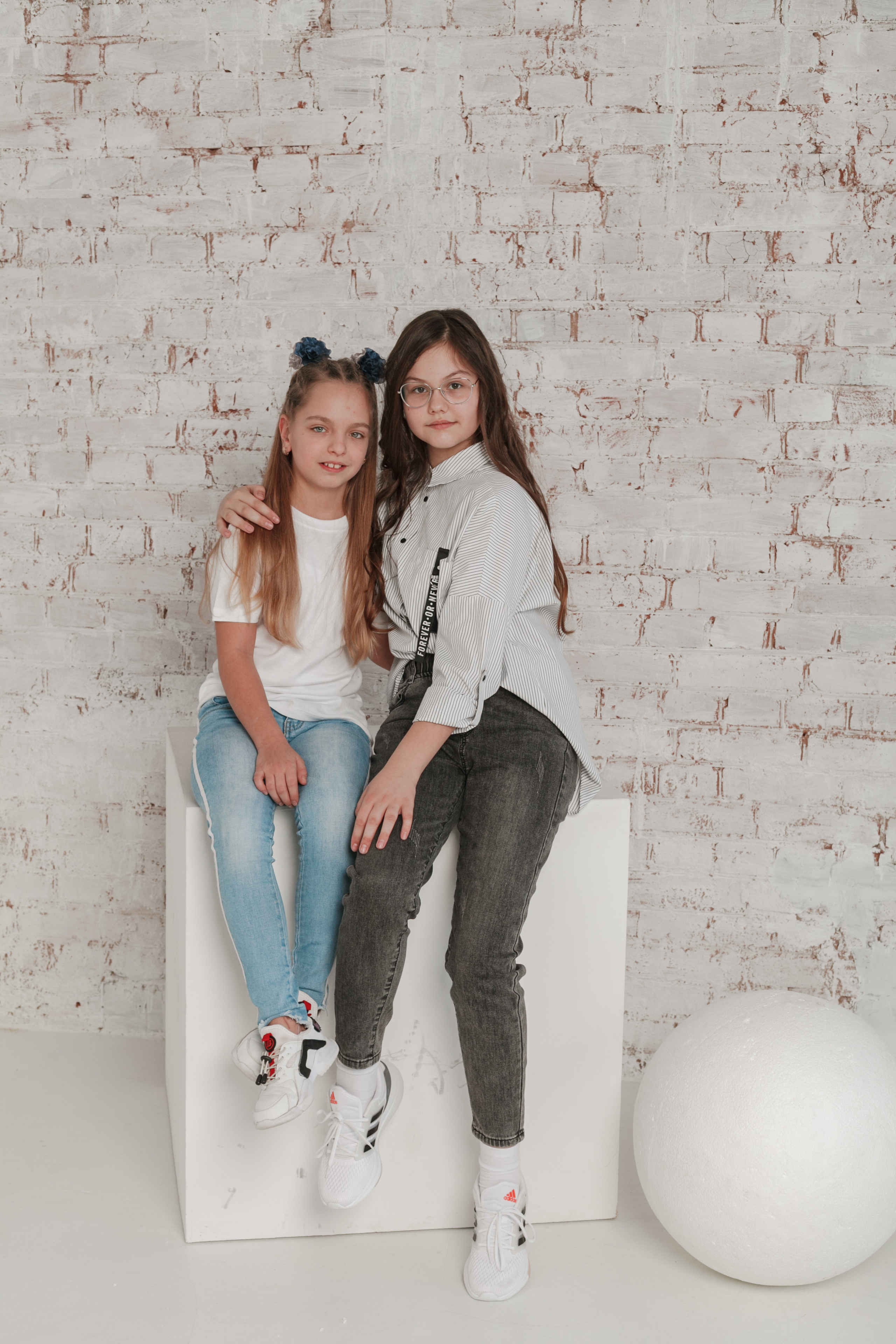 Съемка для выпускного альбома в студии. Ирина Коновалова школьный фотограф. Выпускные альбомы Ярославль