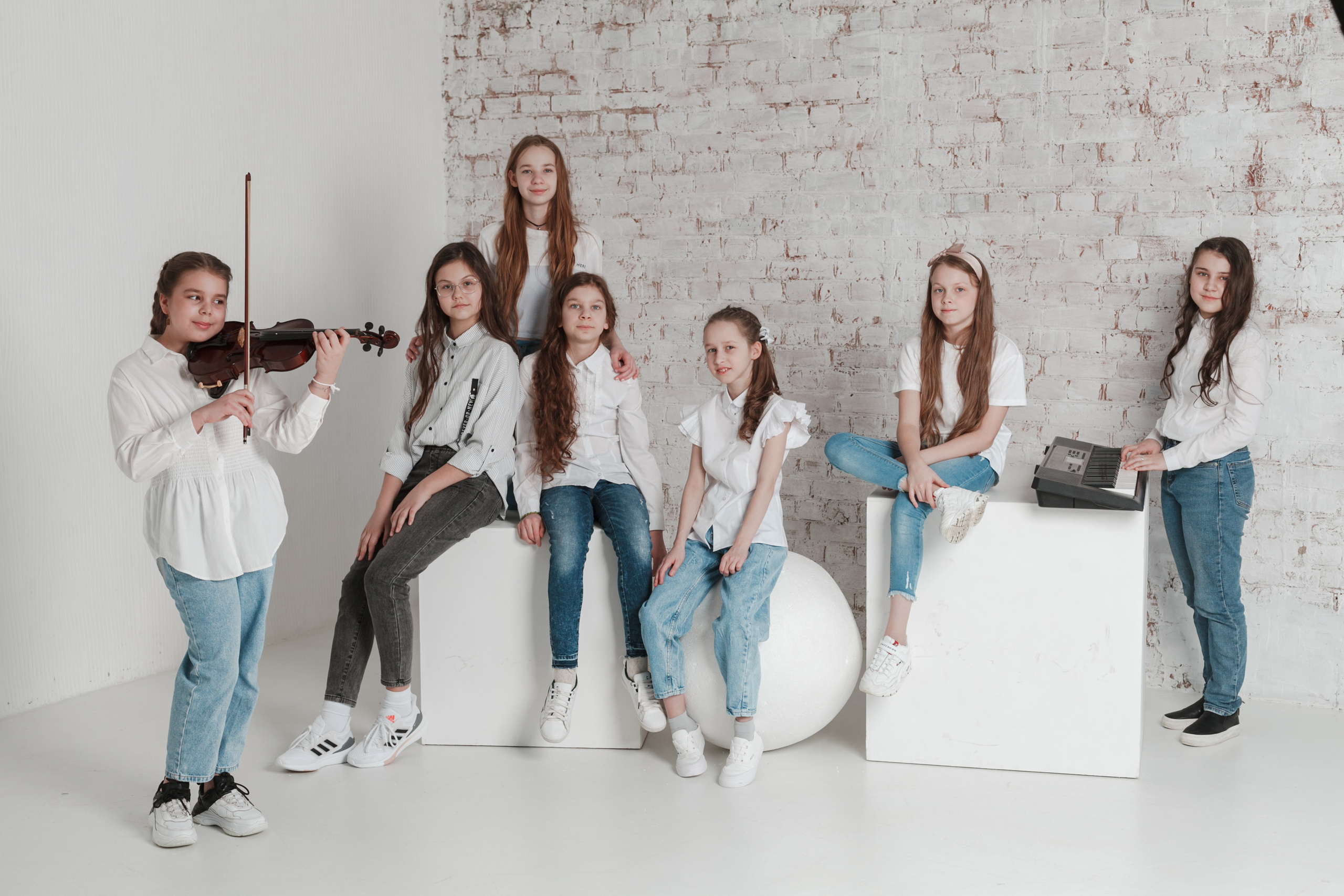 Съемка для выпускного альбома в студии. Ирина Коновалова школьный фотограф. Выпускные альбомы Ярославль