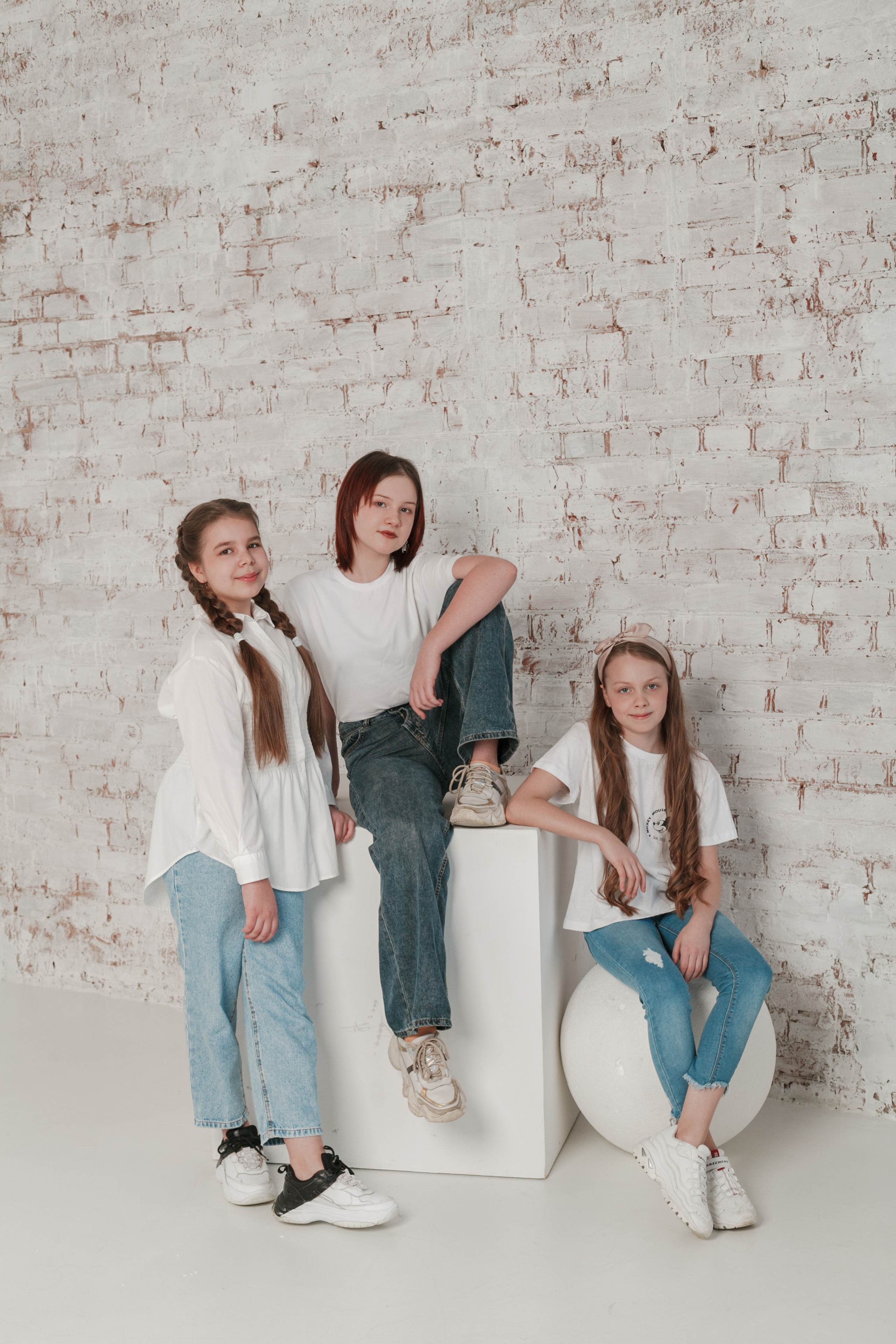 Съемка для выпускного альбома в студии. Ирина Коновалова школьный фотограф. Выпускные альбомы Ярославль