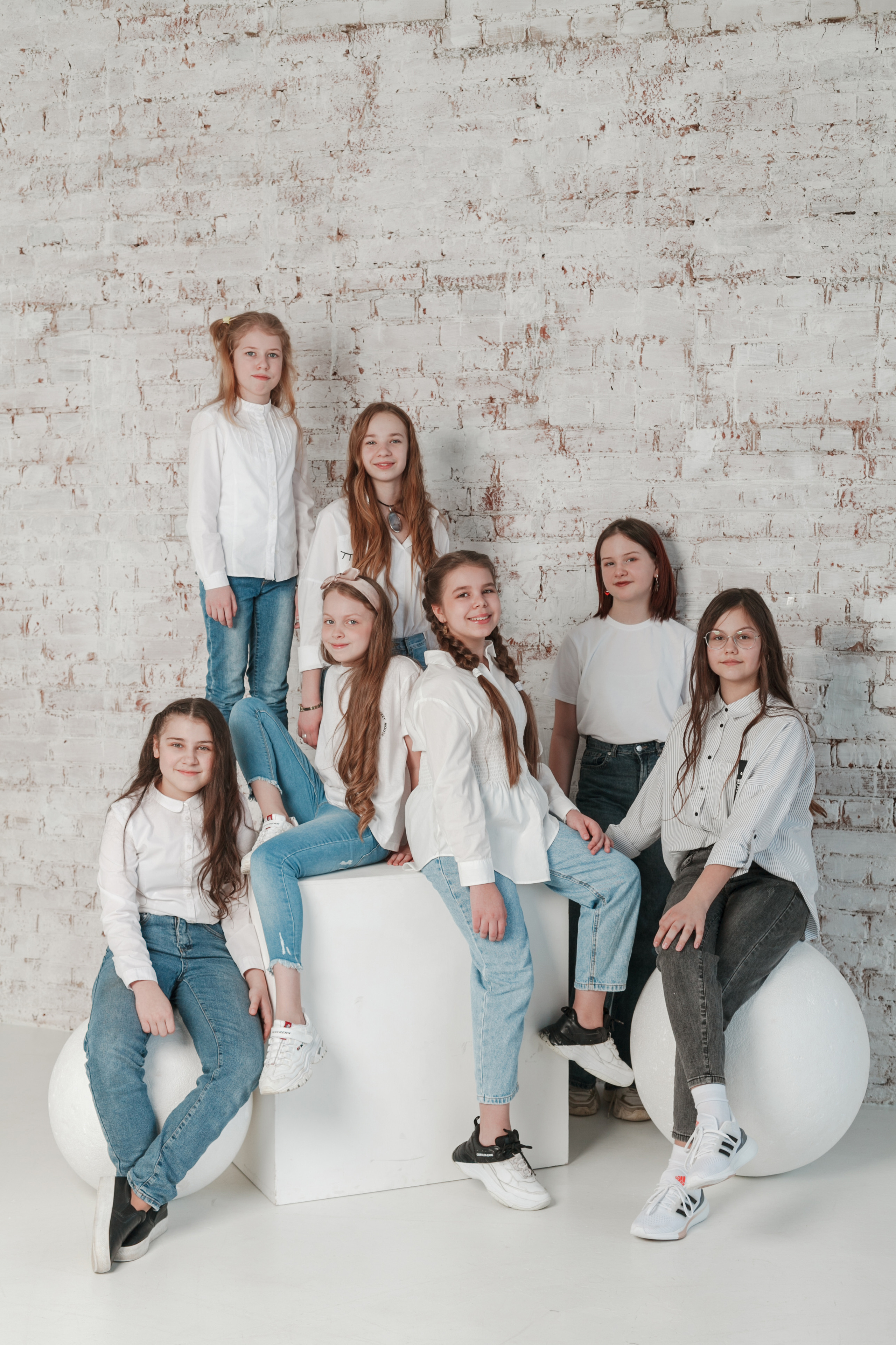 Съемка для выпускного альбома в студии. Ирина Коновалова школьный фотограф. Выпускные альбомы Ярославль