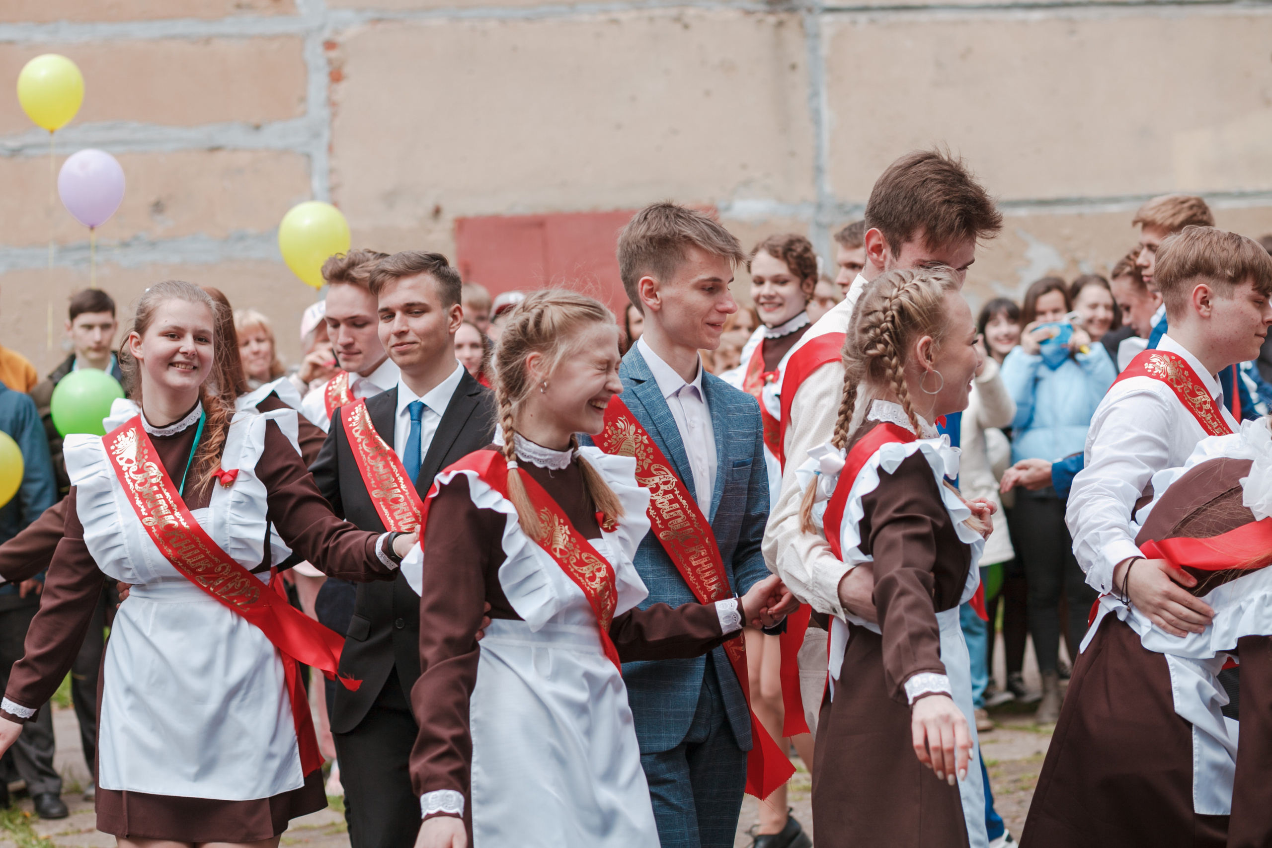 Последний звонок. Ирина Коновалова школьный фотограф. Выпускные альбомы Ярославль