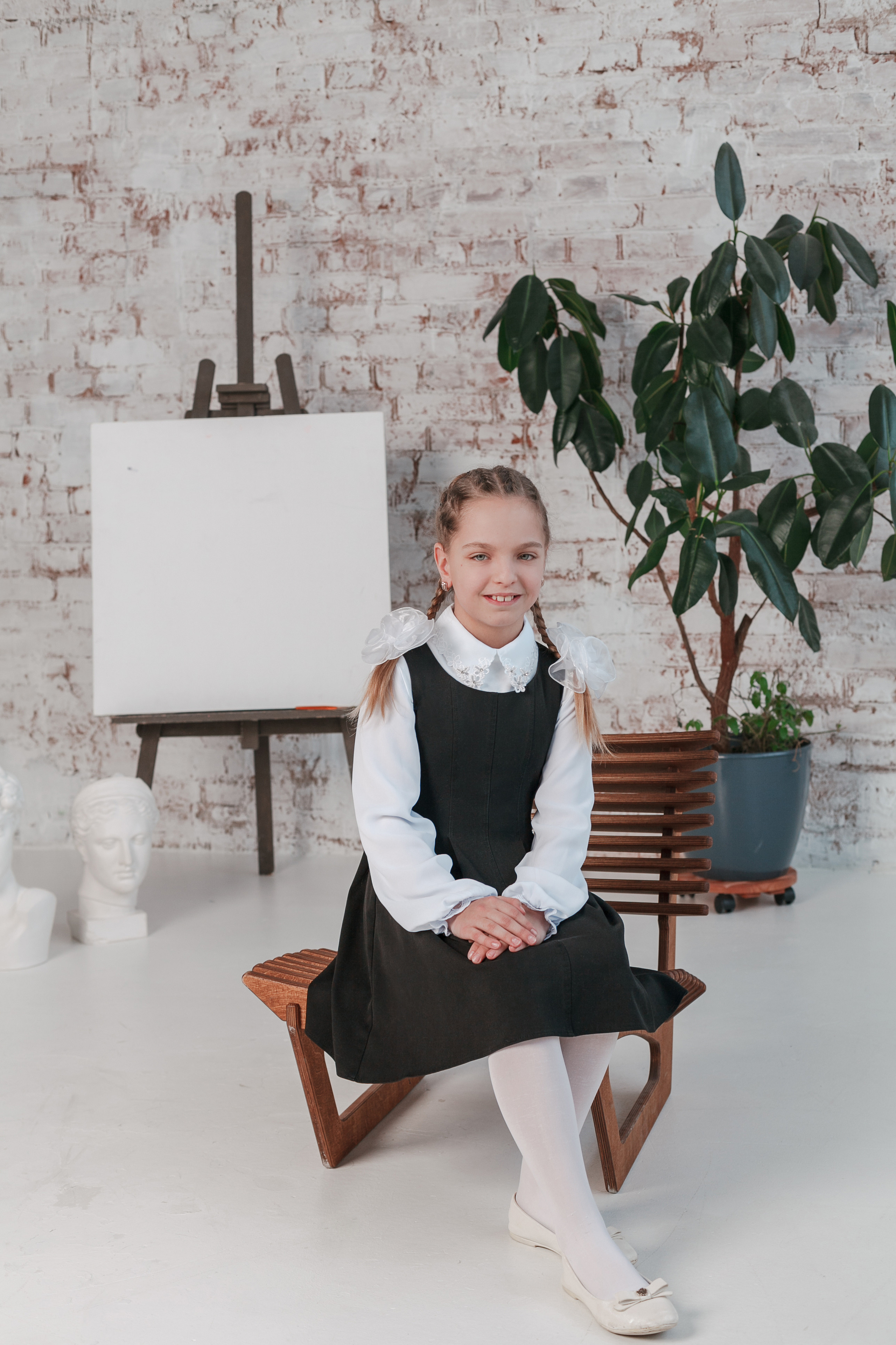 Съемка для выпускного альбома в студии. Ирина Коновалова школьный фотограф. Выпускные альбомы Ярославль