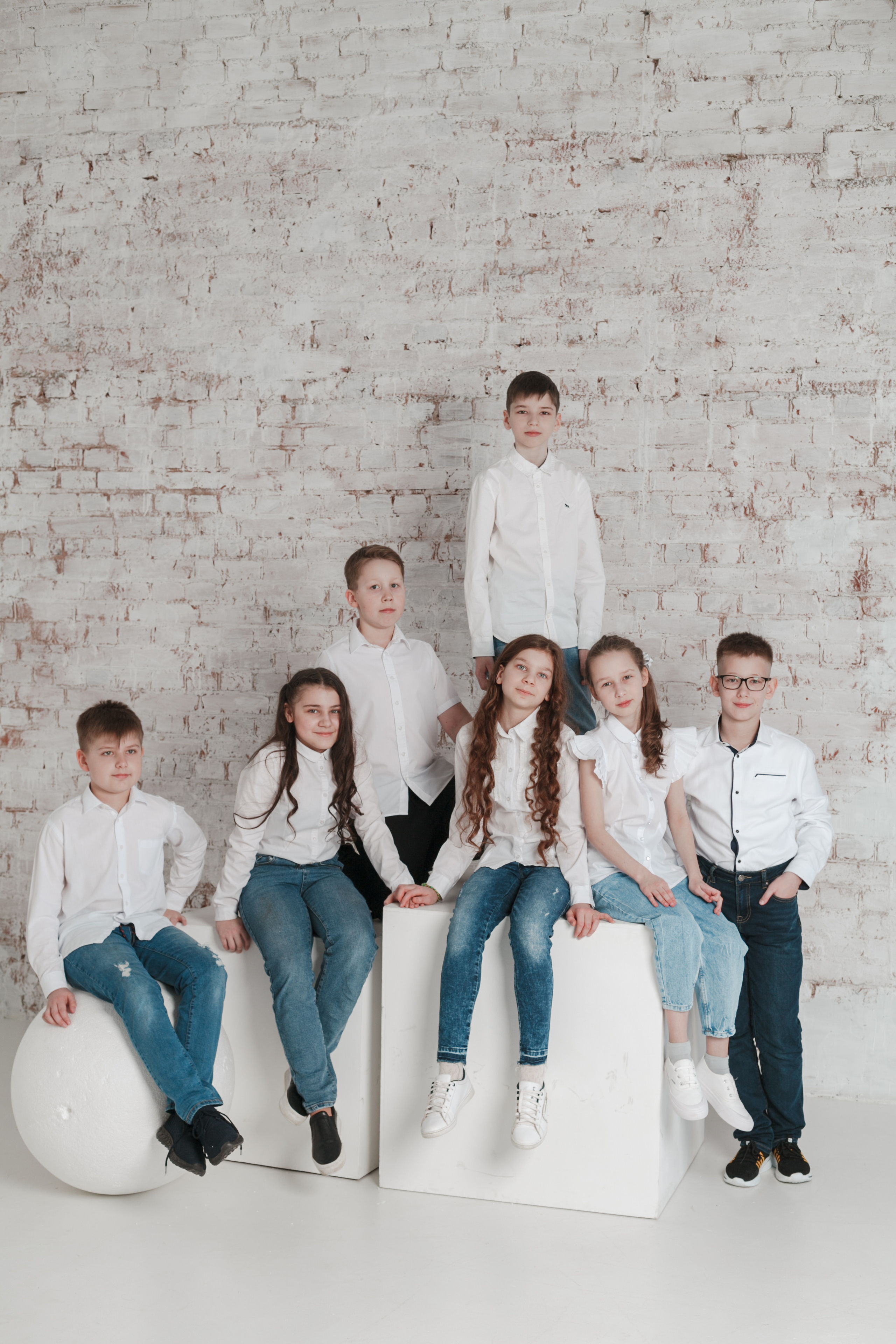 Съемка для выпускного альбома в студии. Ирина Коновалова школьный фотограф. Выпускные альбомы Ярославль