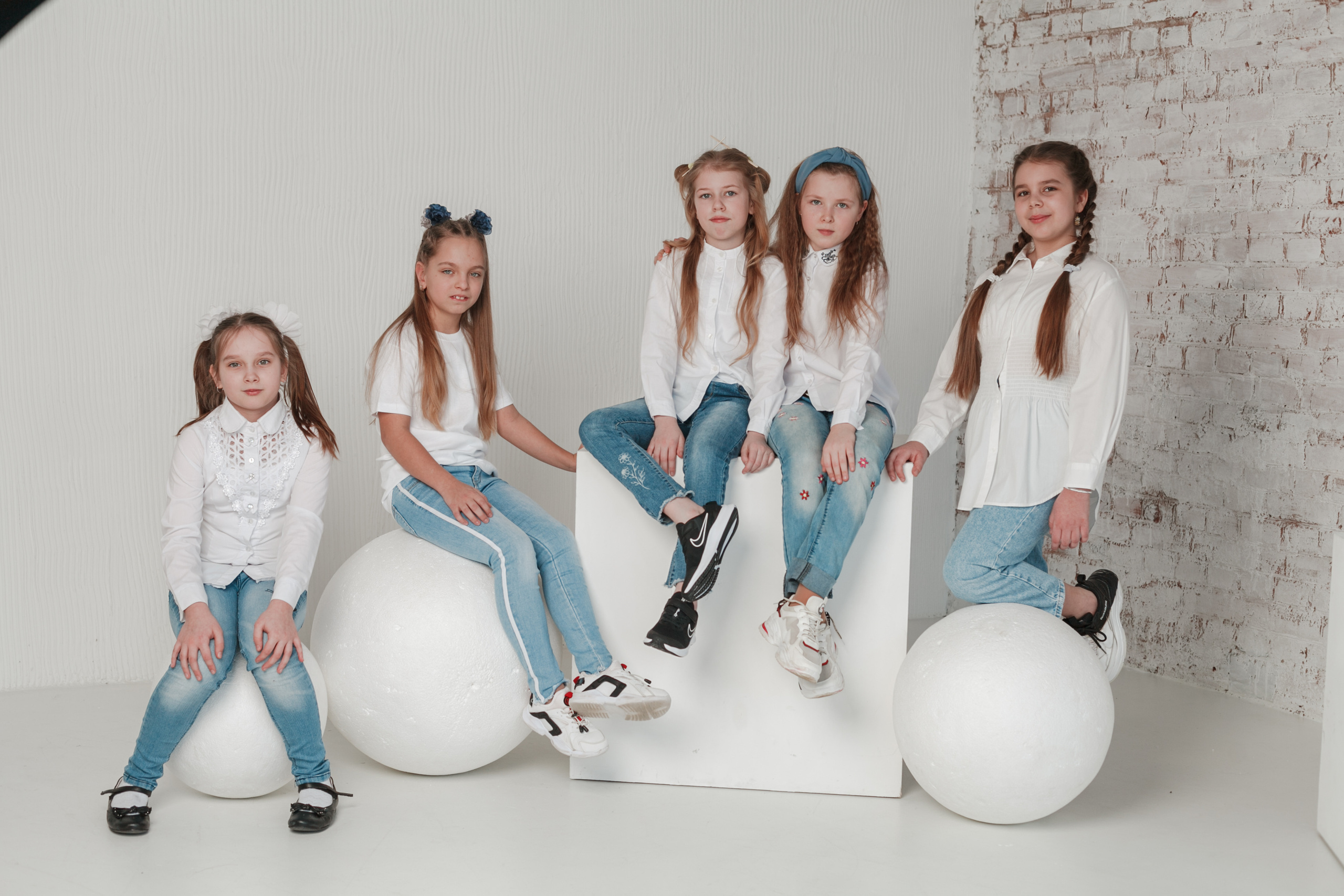 Съемка для выпускного альбома в студии. Ирина Коновалова школьный фотограф. Выпускные альбомы Ярославль