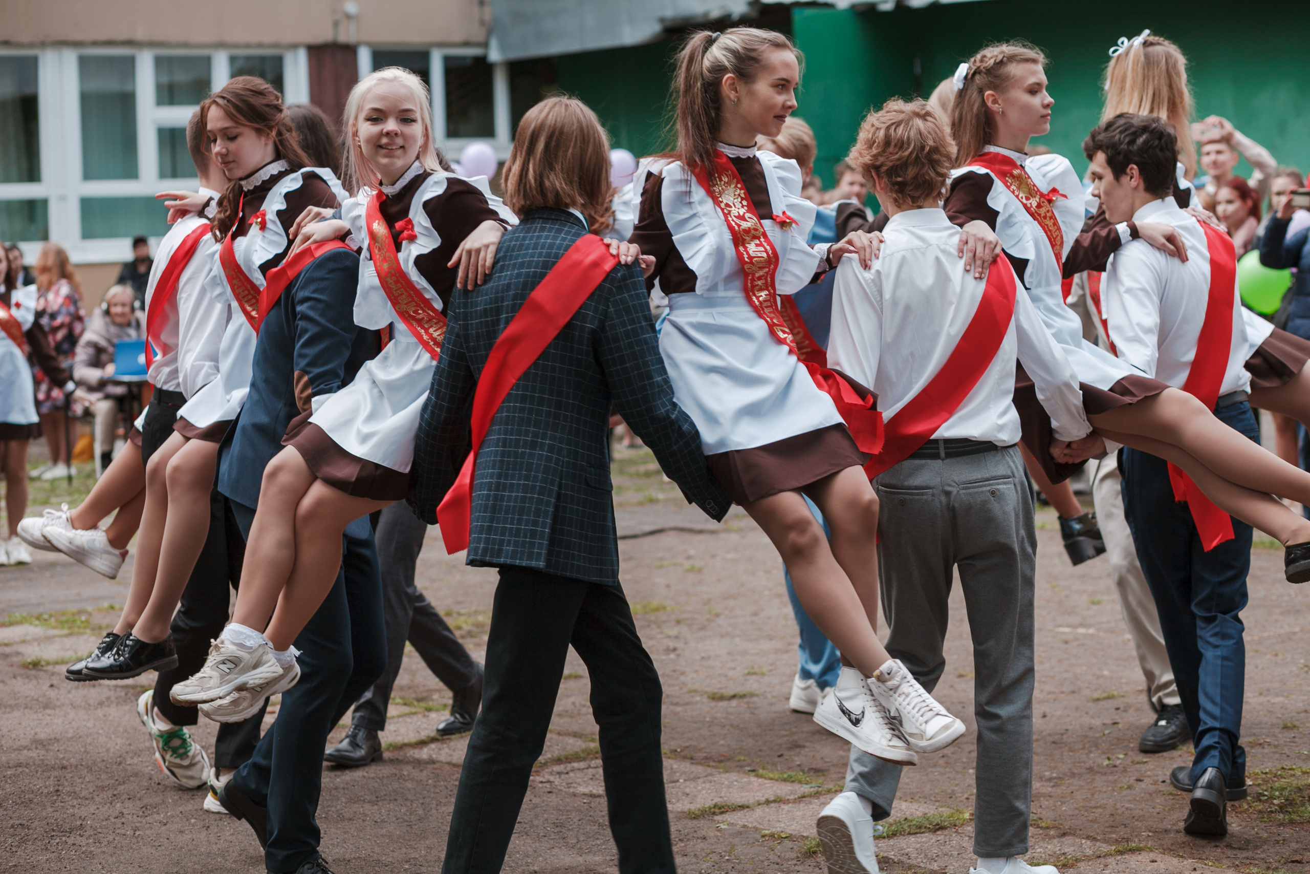 Последний звонок. Ирина Коновалова школьный фотограф. Выпускные альбомы Ярославль