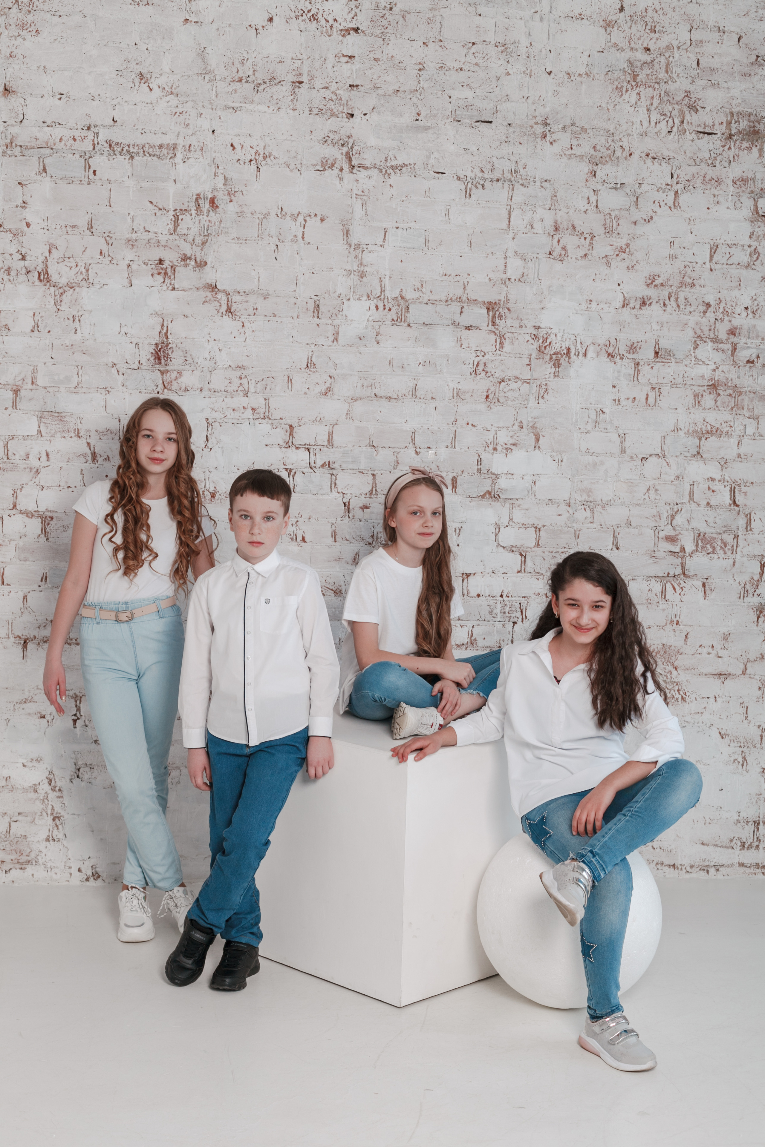 Съемка для выпускного альбома в студии. Ирина Коновалова школьный фотограф. Выпускные альбомы Ярославль