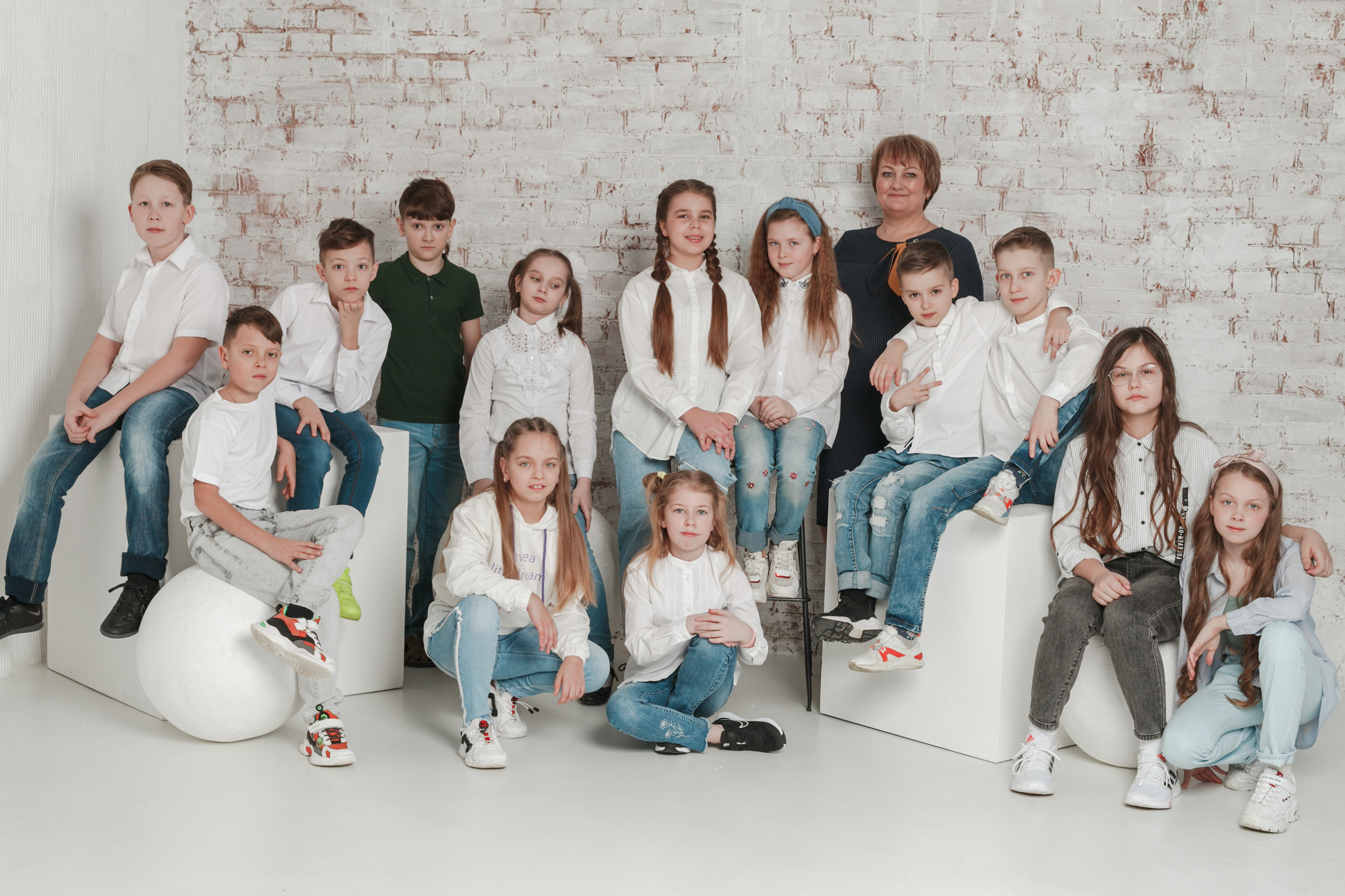 Съемка для выпускного альбома в студии. Ирина Коновалова школьный фотограф. Выпускные альбомы Ярославль